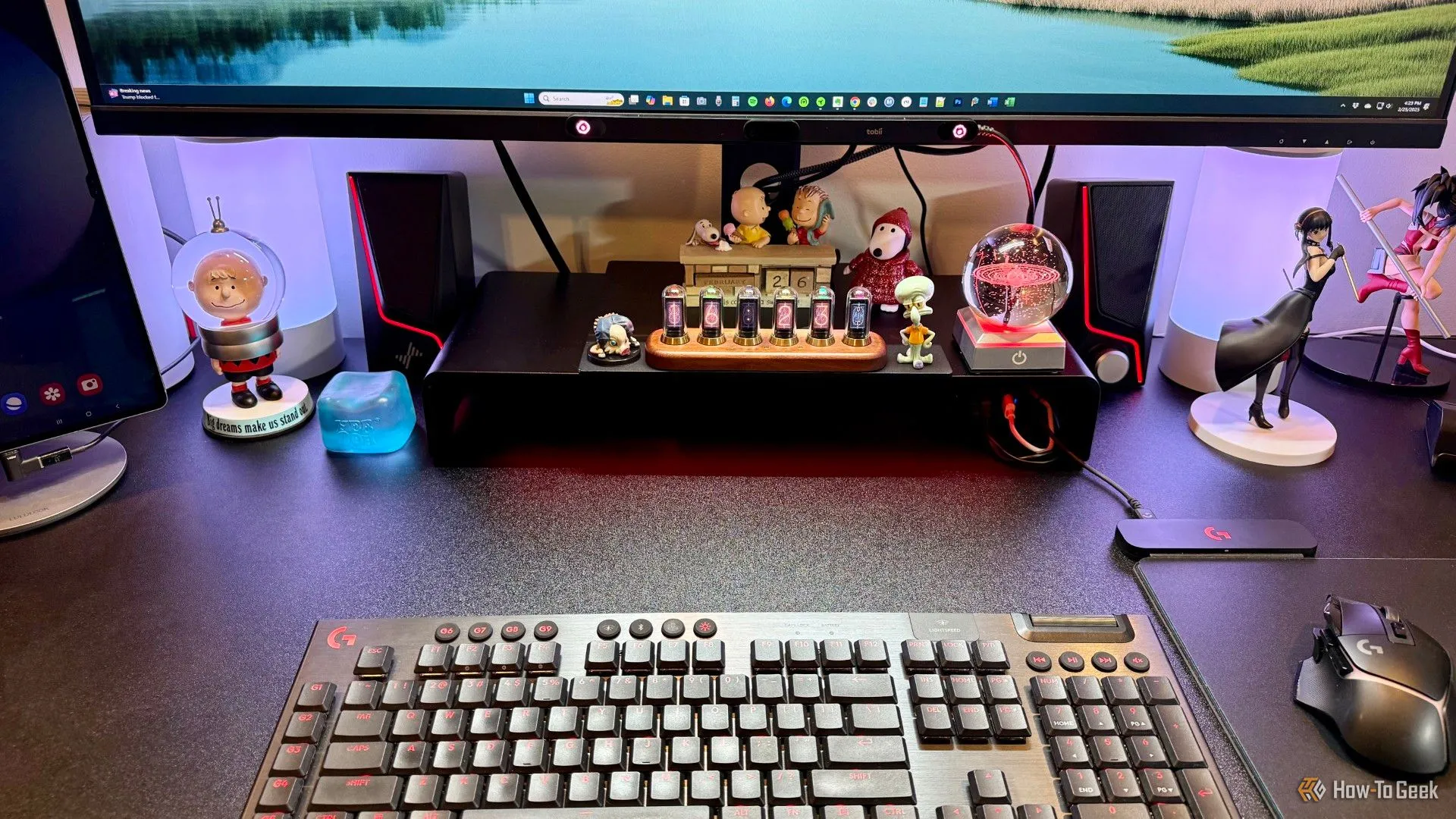 Tổng quan bàn làm việc với kệ màn hình Razer Monitor Stand Chroma và nhiều phụ kiện gaming khác.
