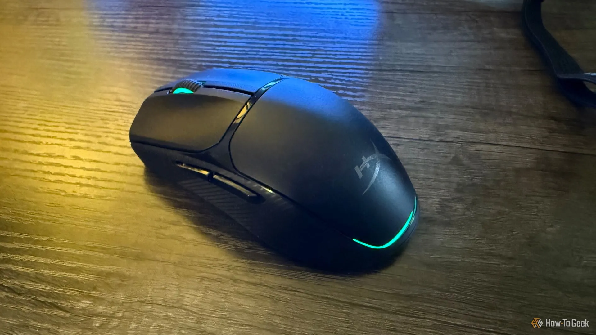 Tổng quan thiết kế và form chuột gaming HyperX Pulsefire Fuse trên bàn làm việc.