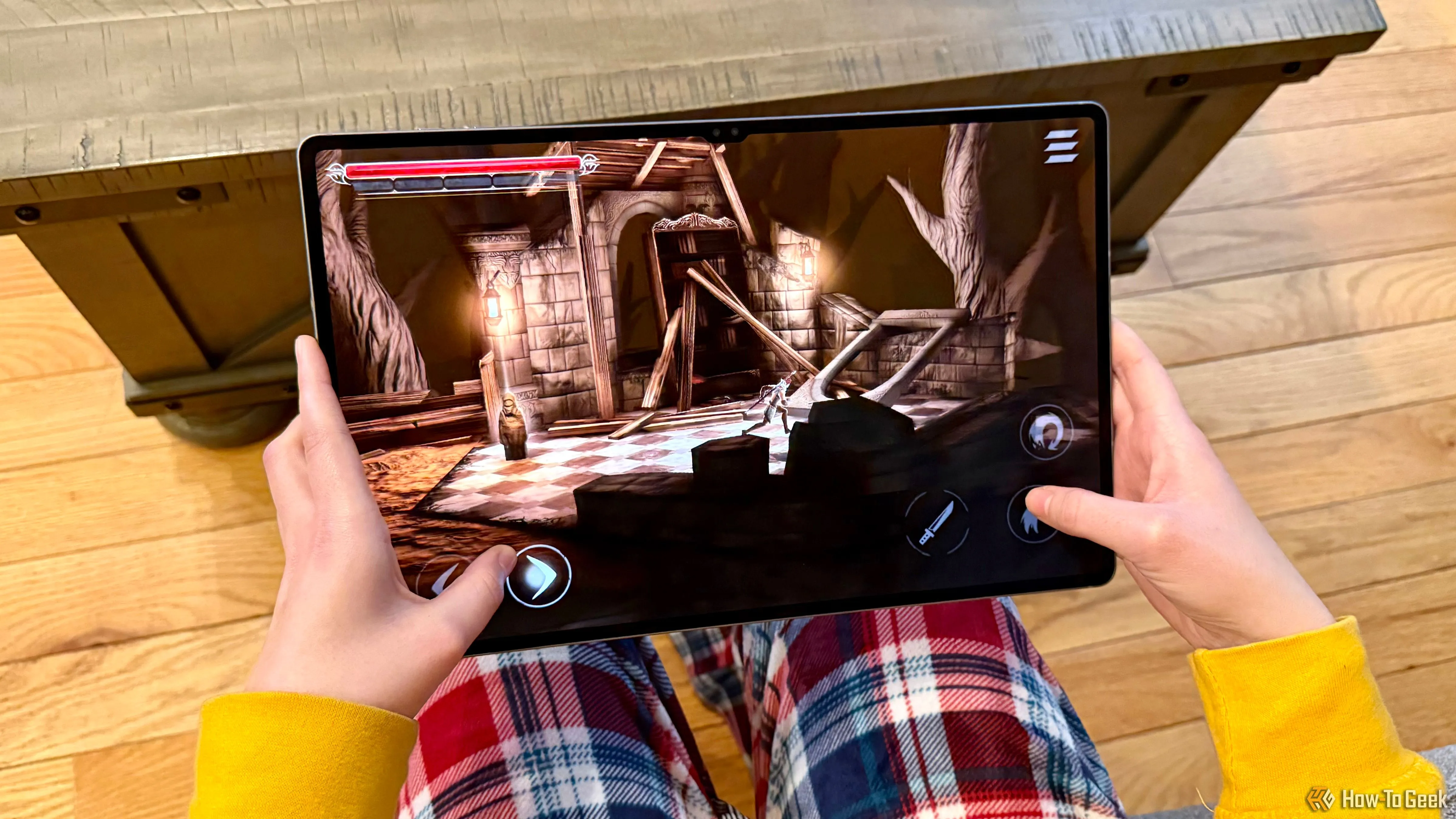 Trải nghiệm chơi game Grimvalor trên Samsung Galaxy Tab S10 Ultra, minh họa hiệu năng mạnh mẽ và màn hình 120Hz mượt mà cho game thủ.