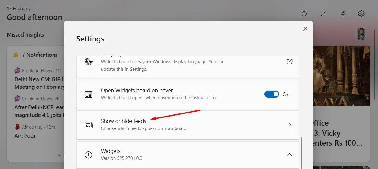 Tùy chọn &quot;Show or Hide Feeds&quot; (Hiện hoặc ẩn nguồn cấp dữ liệu) trong cài đặt bảng Widgets của Windows 11.