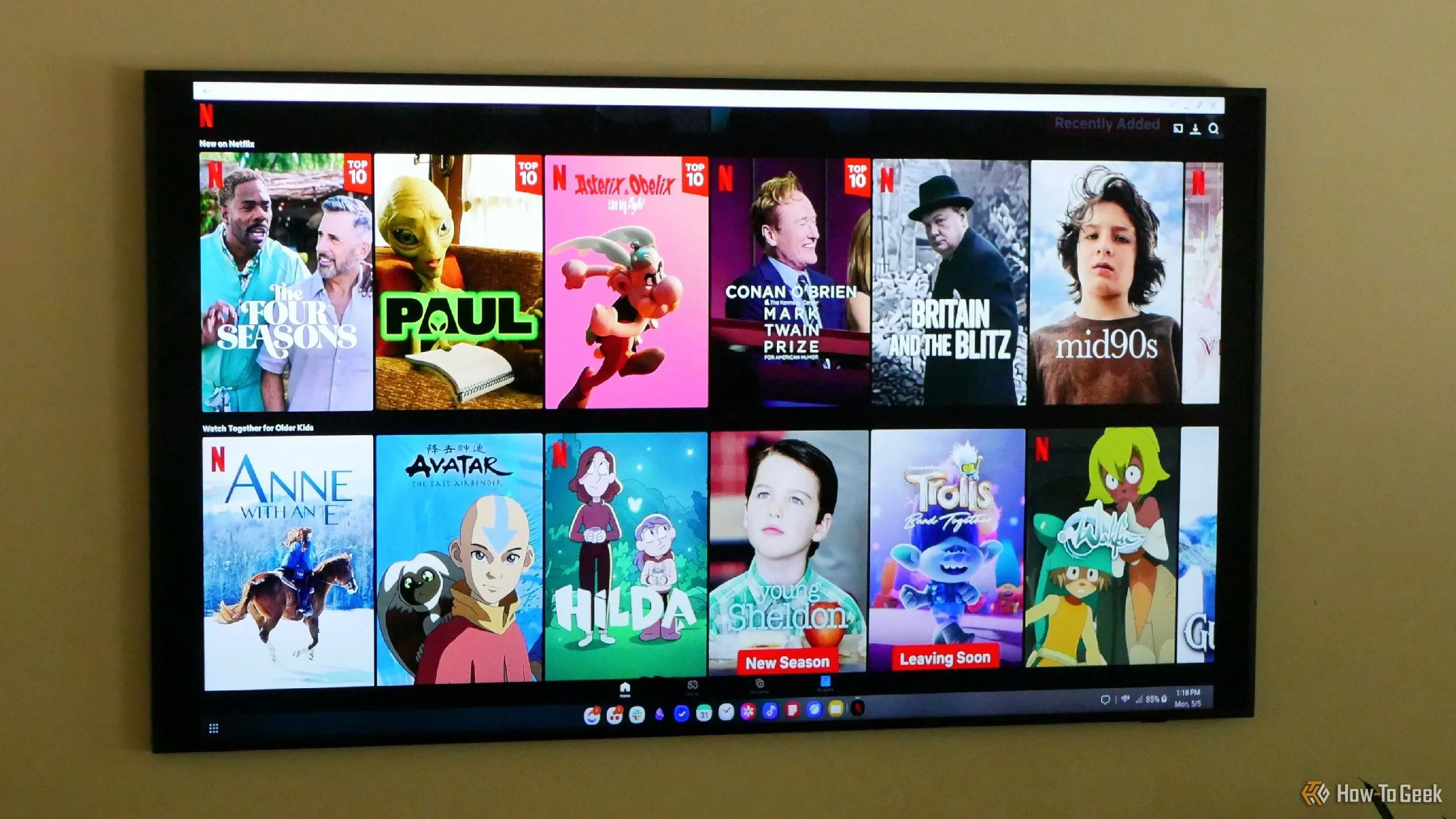 Ứng dụng Netflix hiển thị trên TV Samsung Frame, được truyền tải qua Samsung DeX từ điện thoại Galaxy Z Fold 6, minh họa khả năng giải trí đa phương tiện của smartphone.