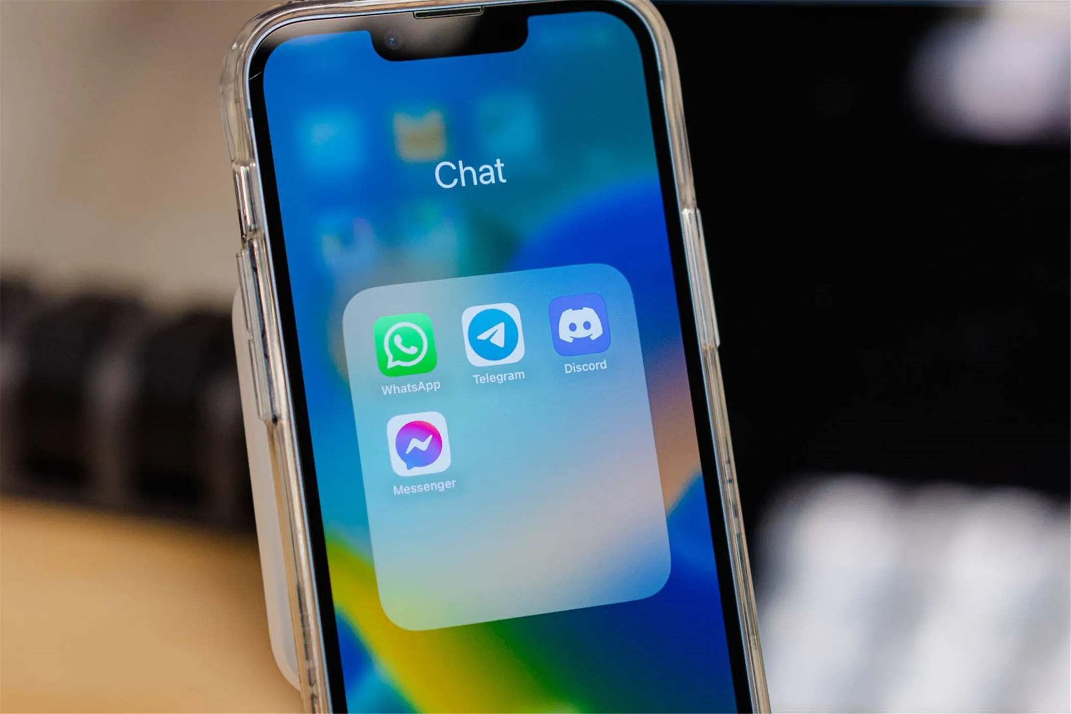 Ứng dụng WhatsApp trên điện thoại cùng các ứng dụng nhắn tin khác, thể hiện giải pháp trò chuyện nhóm thay thế mạng xã hội.
