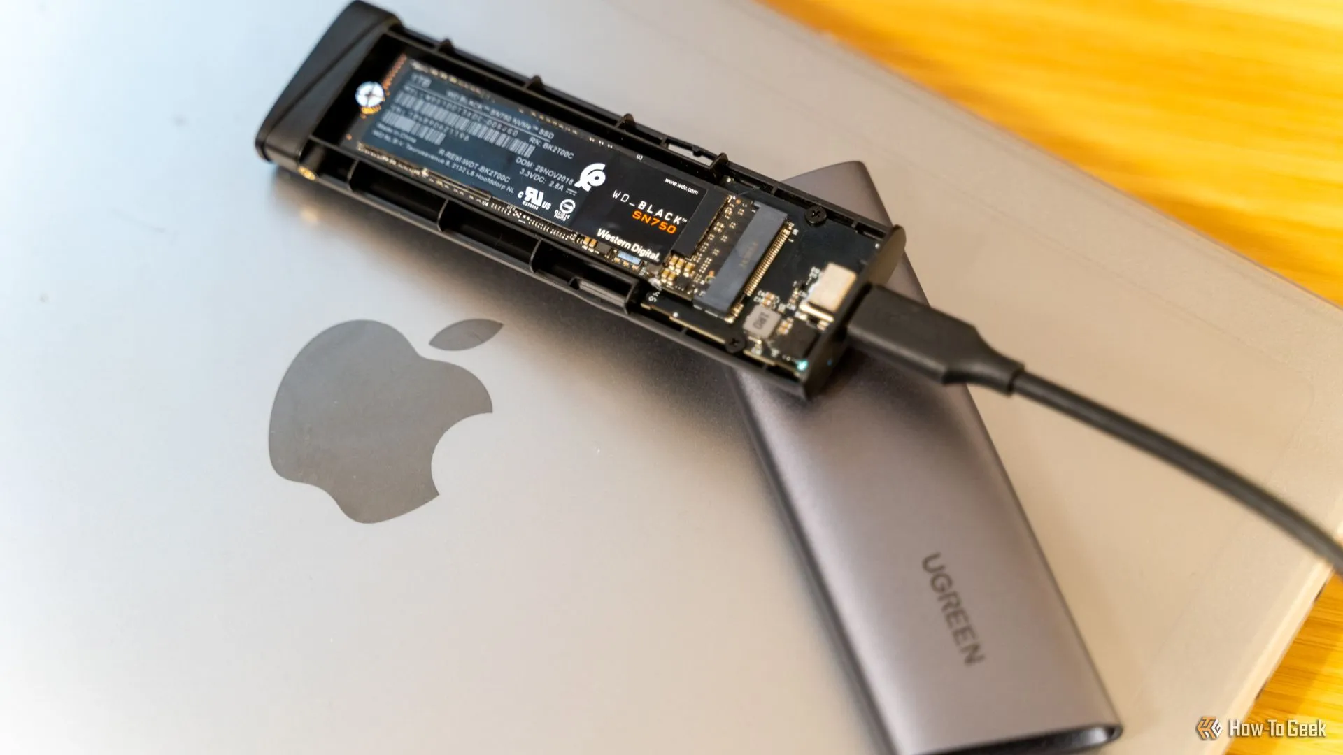 Vỏ bọc UGREEN M.2 NVMe SSD USB-C chứa ổ WD_BLACK SN750, mang lại giải pháp lưu trữ di động hiệu suất cao và linh hoạt cho MacBook