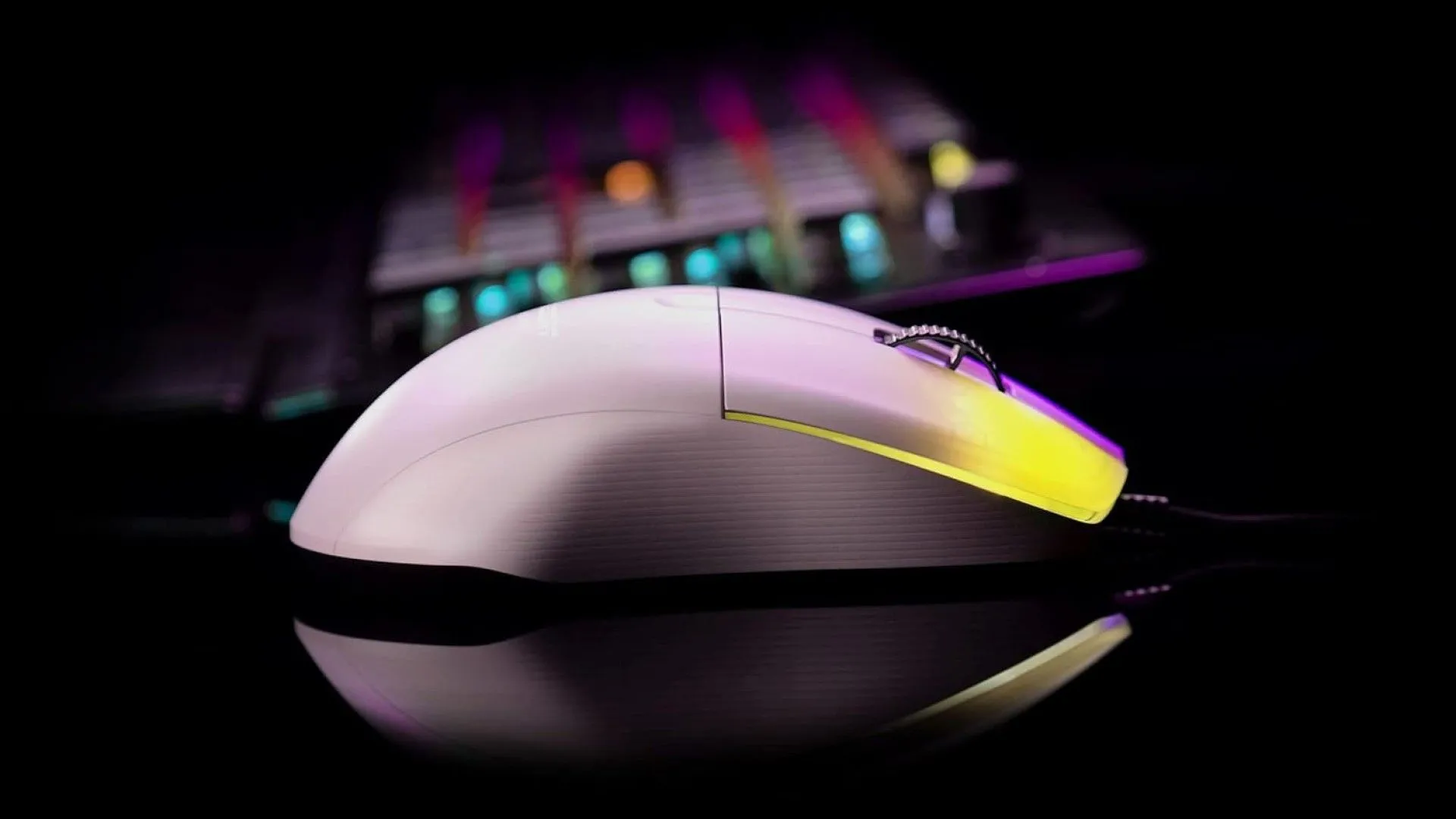 Ảnh chuột gaming siêu nhẹ ROCCAT Kone Pro trên bàn