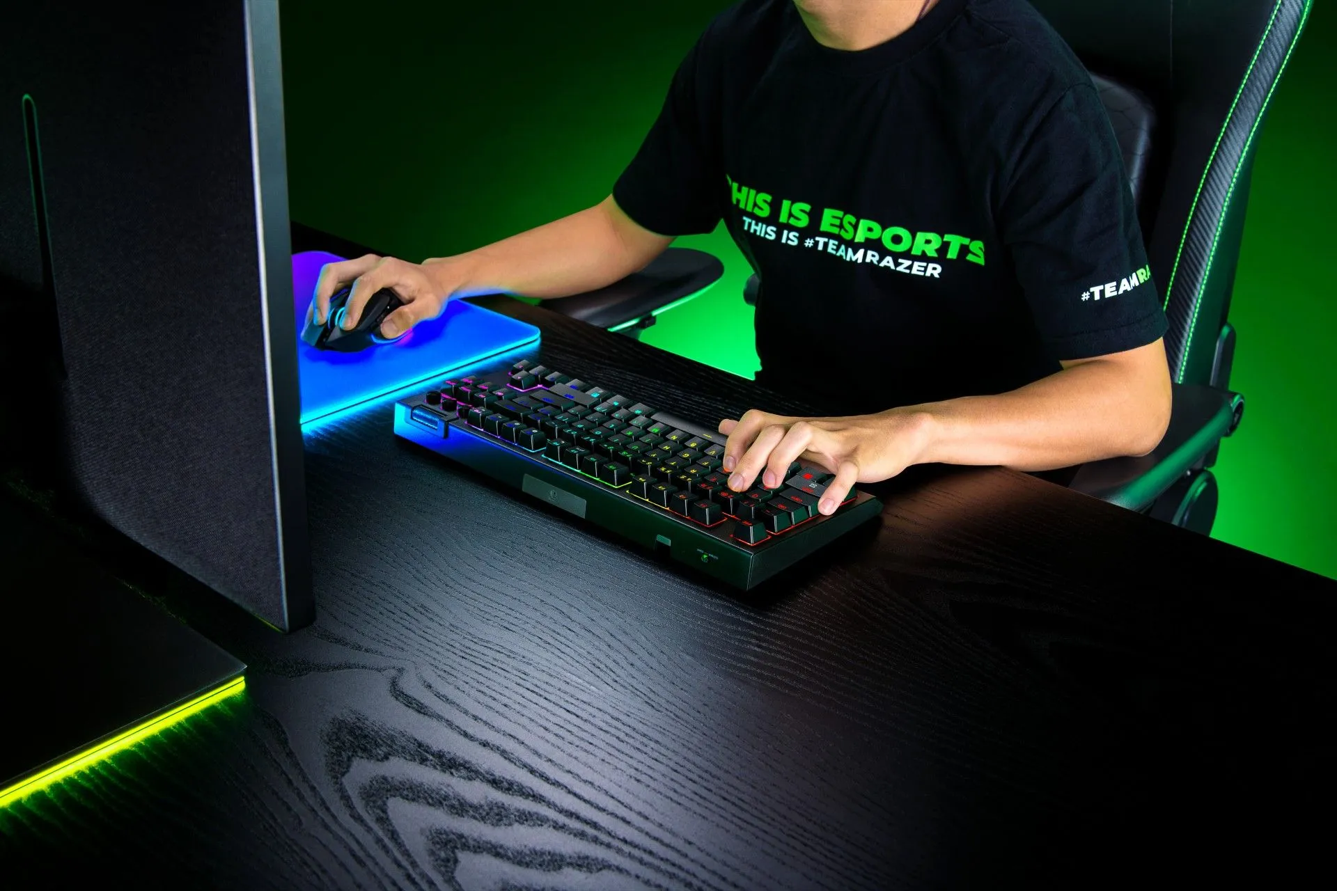 Bàn phím cơ Razer BlackWidow V4 TKL Hyperspeed nhỏ gọn, đang được sử dụng cho cả chơi game và công việc