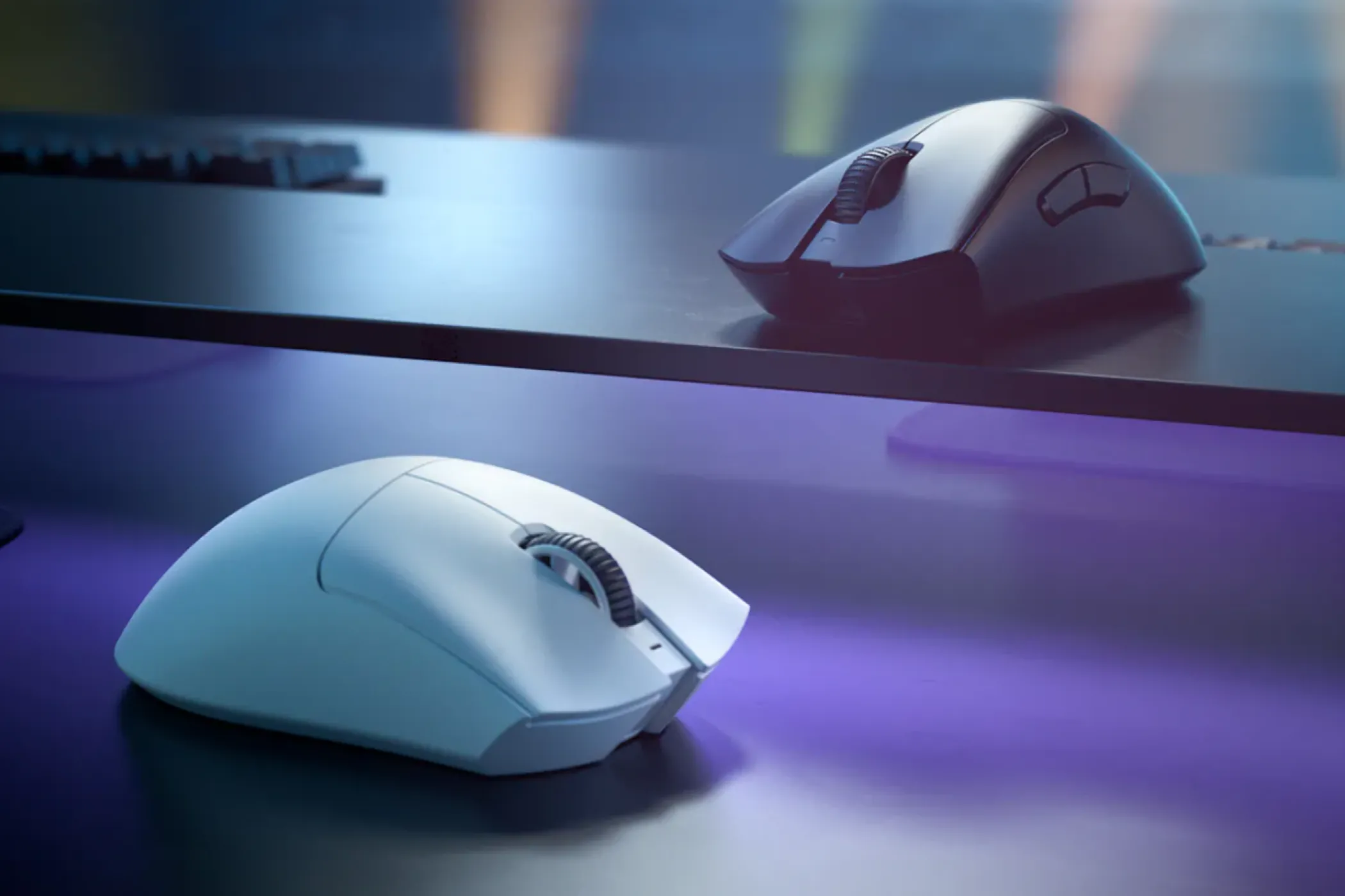 Các biến thể Razer DeathAdder V3 Pro màu đen và trắng trên bàn
