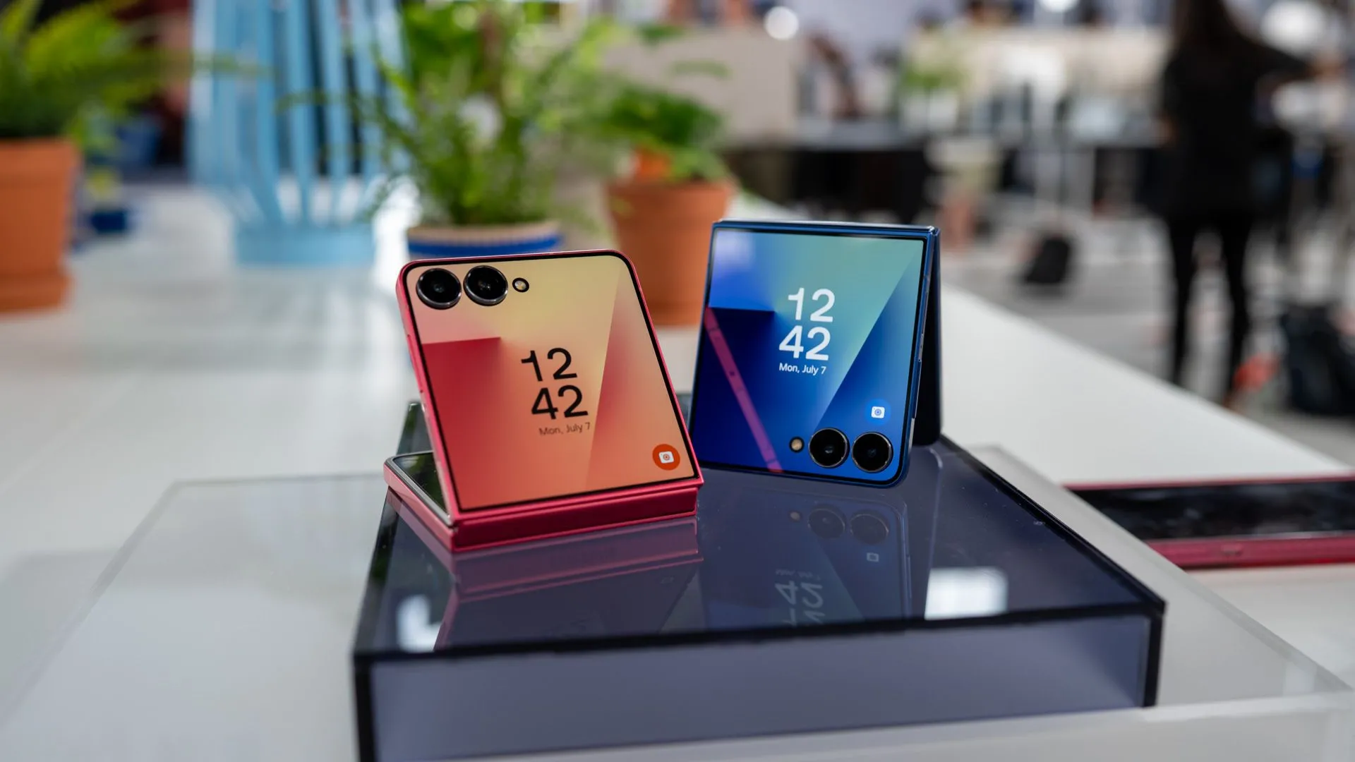 Các phiên bản màu sắc của Samsung Galaxy Z Flip 7 với màn hình FlexWindow được cải tiến