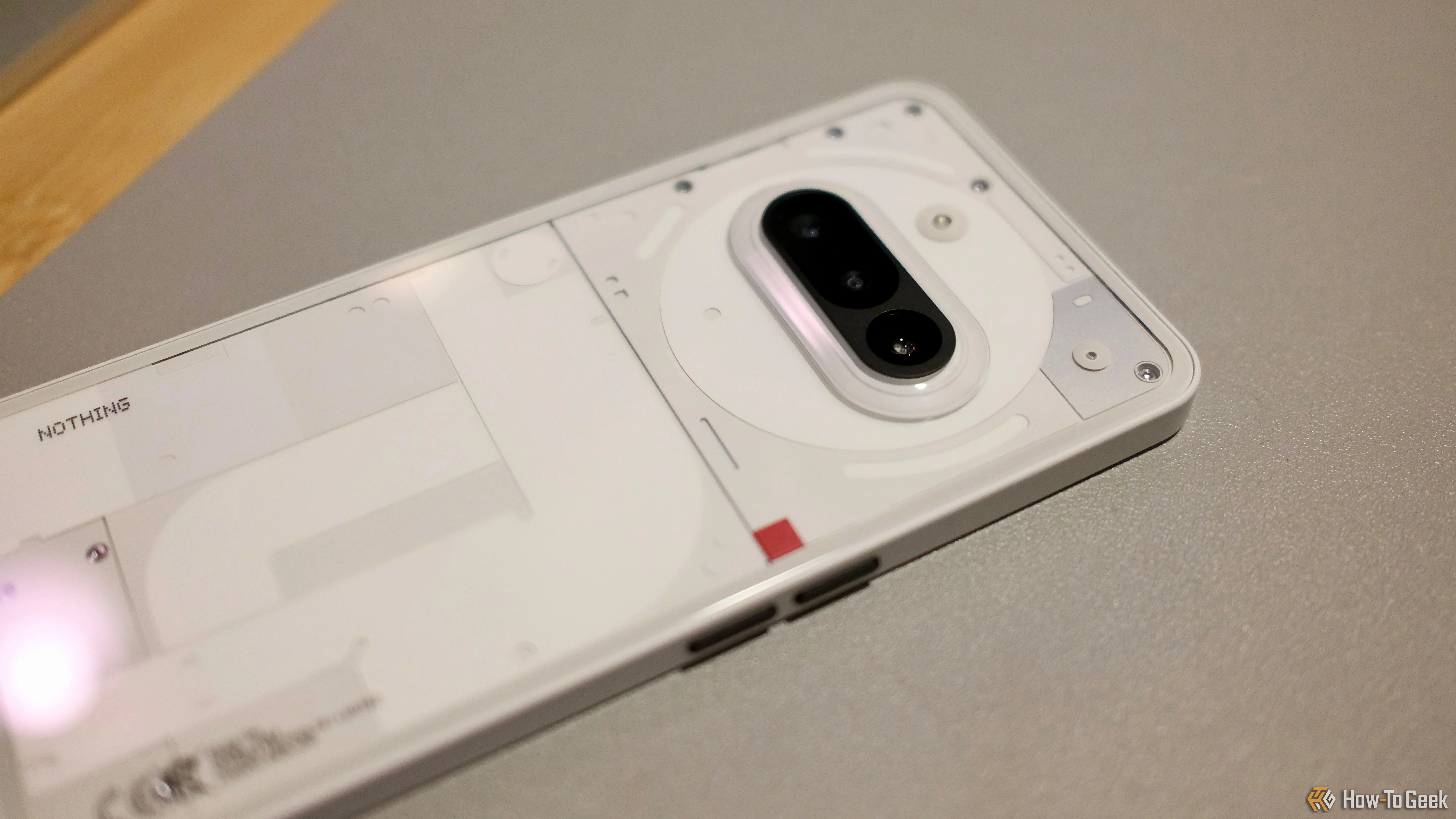 Cận cảnh mặt lưng trong suốt độc đáo của Nothing Phone (3a) với thiết kế Glyph Interface