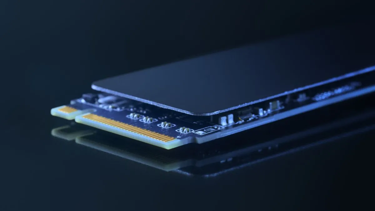 Cận cảnh ổ cứng SSD M.2 với giao diện kết nối.