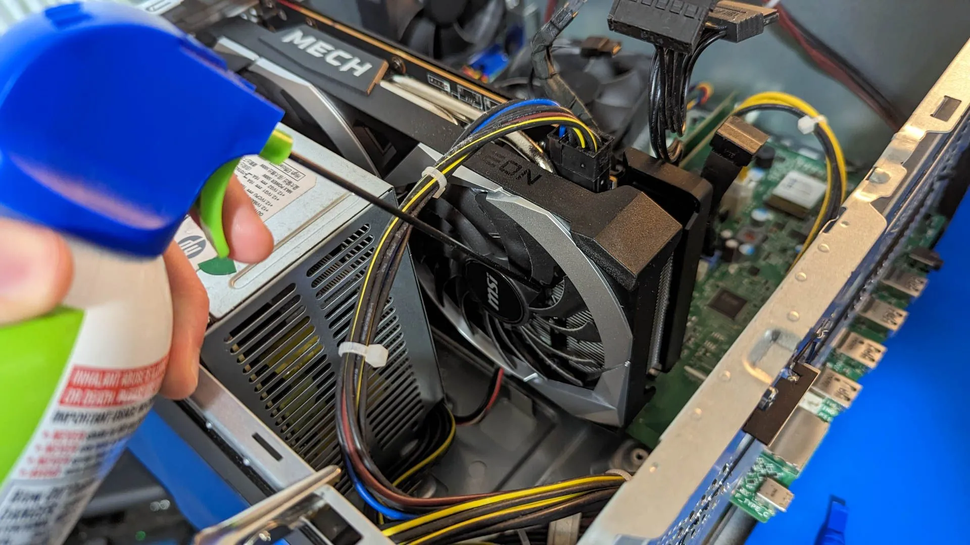 Card đồ họa bị bụi bẩn cần vệ sinh để cải thiện hiệu suất