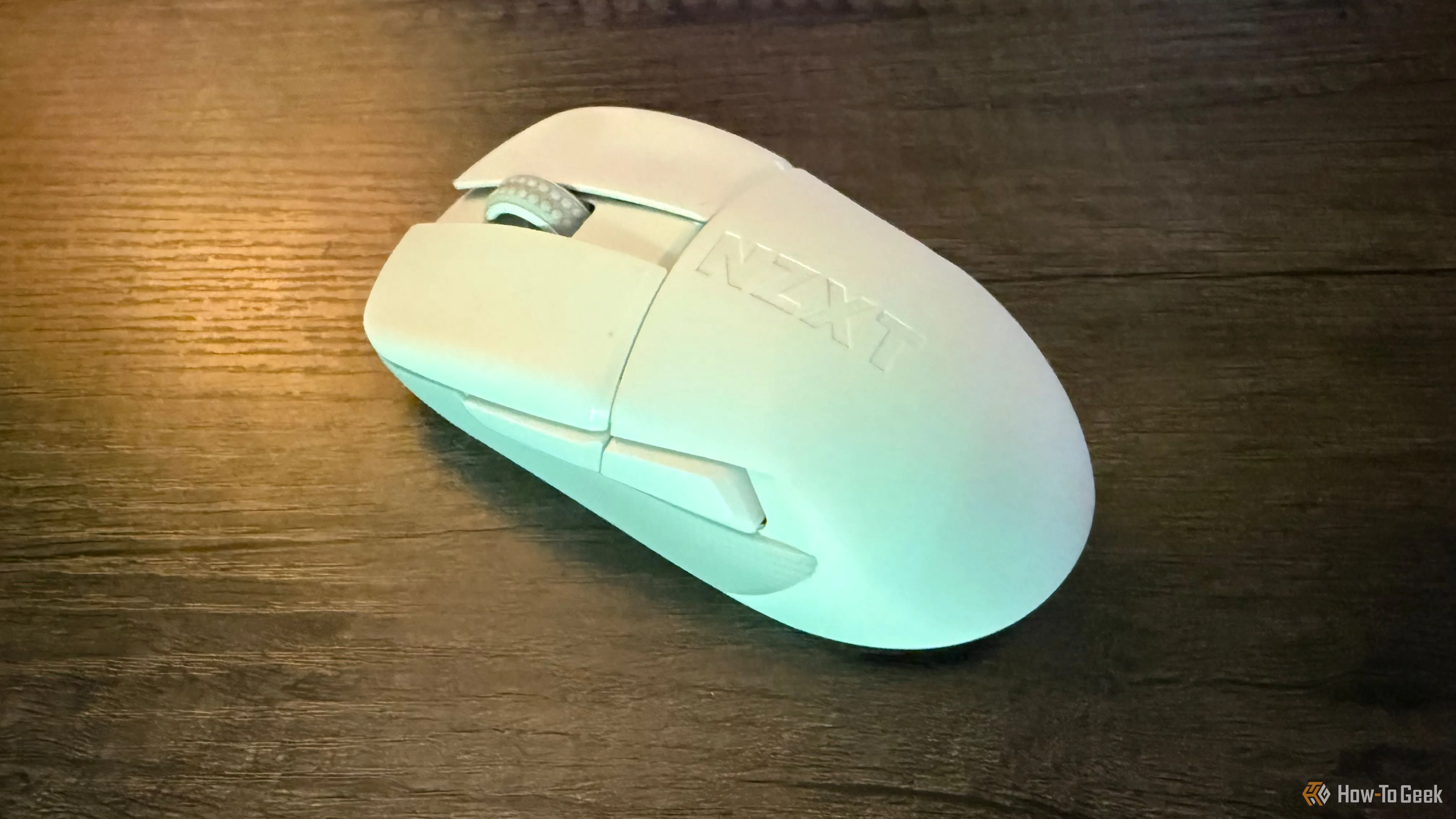 Chuột gaming không dây NZXT Lift Elite trên mặt bàn