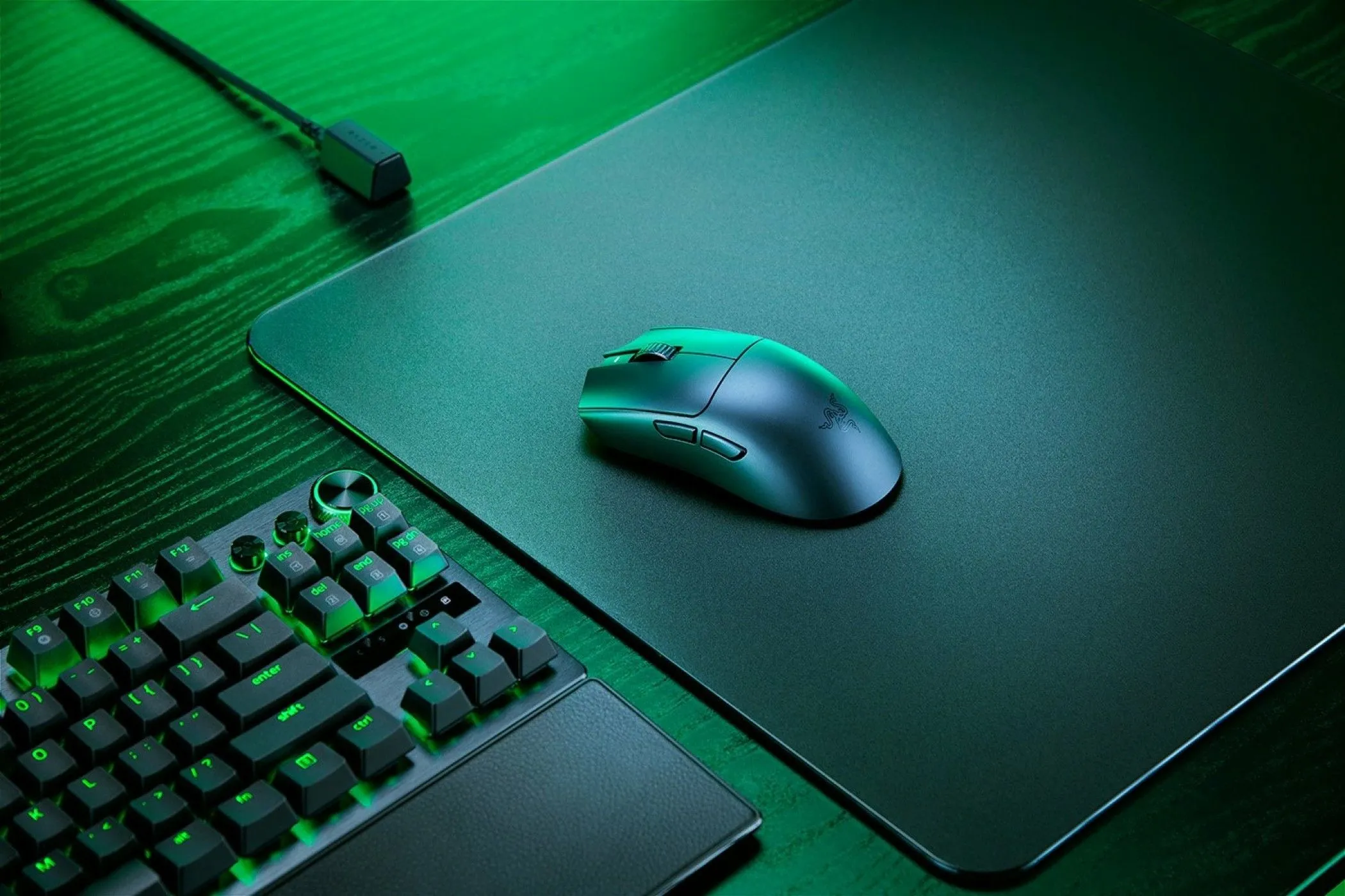 Chuột Razer Viper V3 Pro trên thảm chuột