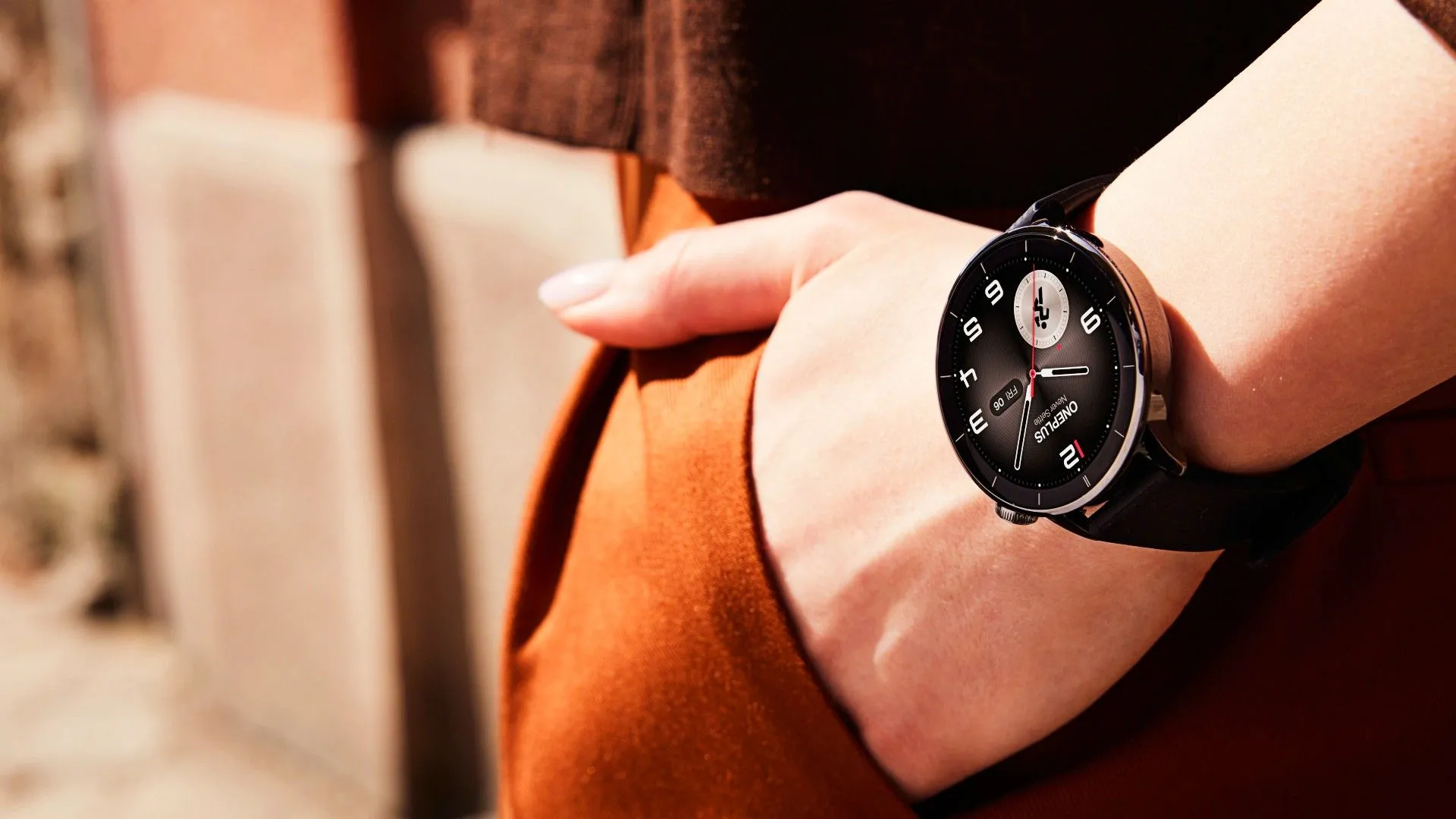Đồng hồ thông minh OnePlus Watch 3 kích thước nhỏ gọn trên cổ tay, ra mắt cùng OnePlus Buds 4 tại Mỹ
