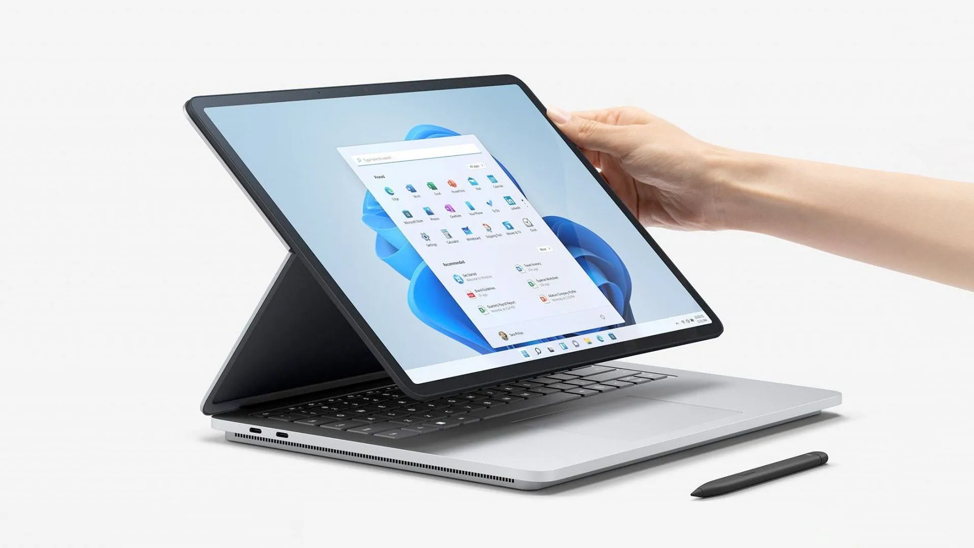 Laptop Microsoft Surface Laptop Studio với màn hình có thể gập và bút stylus, thể hiện tính linh hoạt