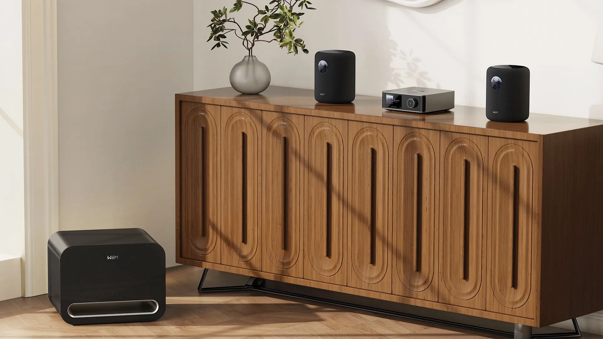 Loa thông minh WiiM Sound và loa siêu trầm WiiM Sub Pro màu trắng, thiết kế tối giản