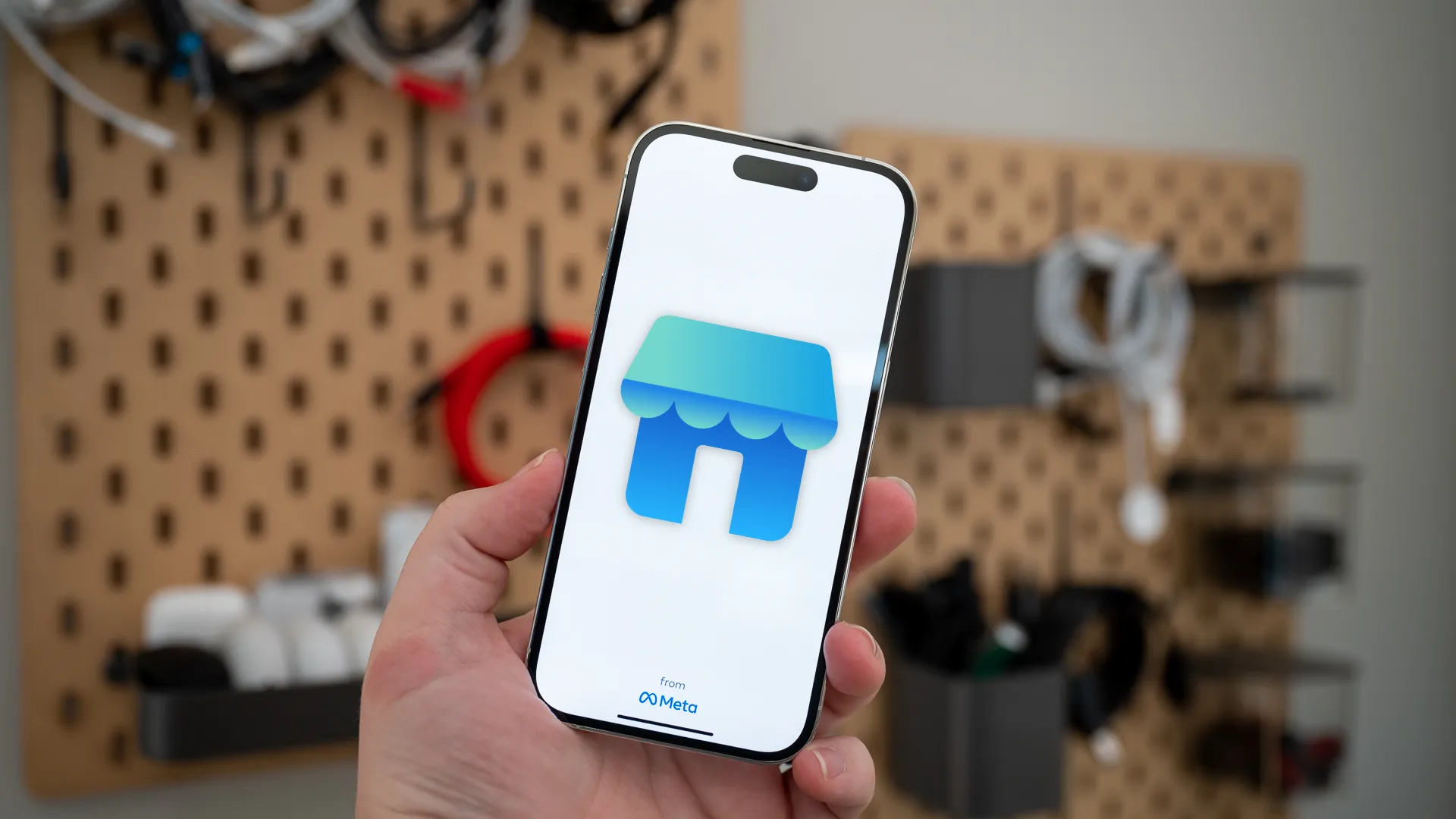 Logo Facebook Marketplace hiển thị trên điện thoại khi rao bán card đồ họa cũ