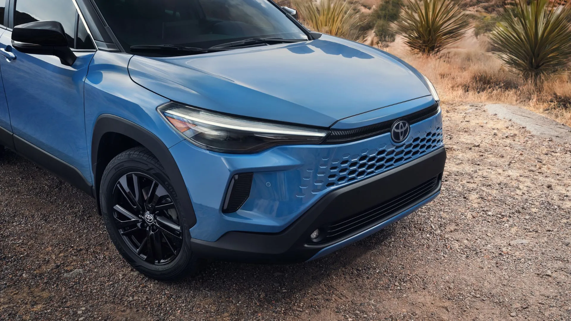 Mẫu SUV Toyota Corolla Cross 2026 màu bạc với thiết kế thể thao, phù hợp cho đô thị