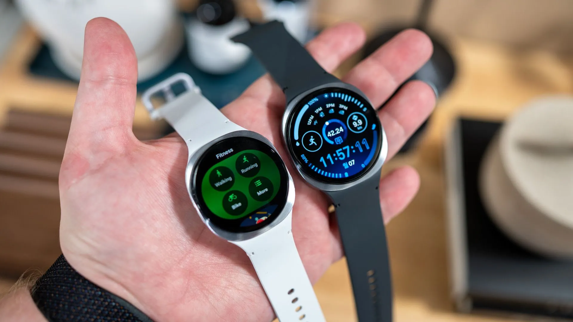 Người dùng cầm trên tay hai kích thước của Samsung Galaxy Watch 8 (40mm và 44mm), thể hiện sự linh hoạt lựa chọn