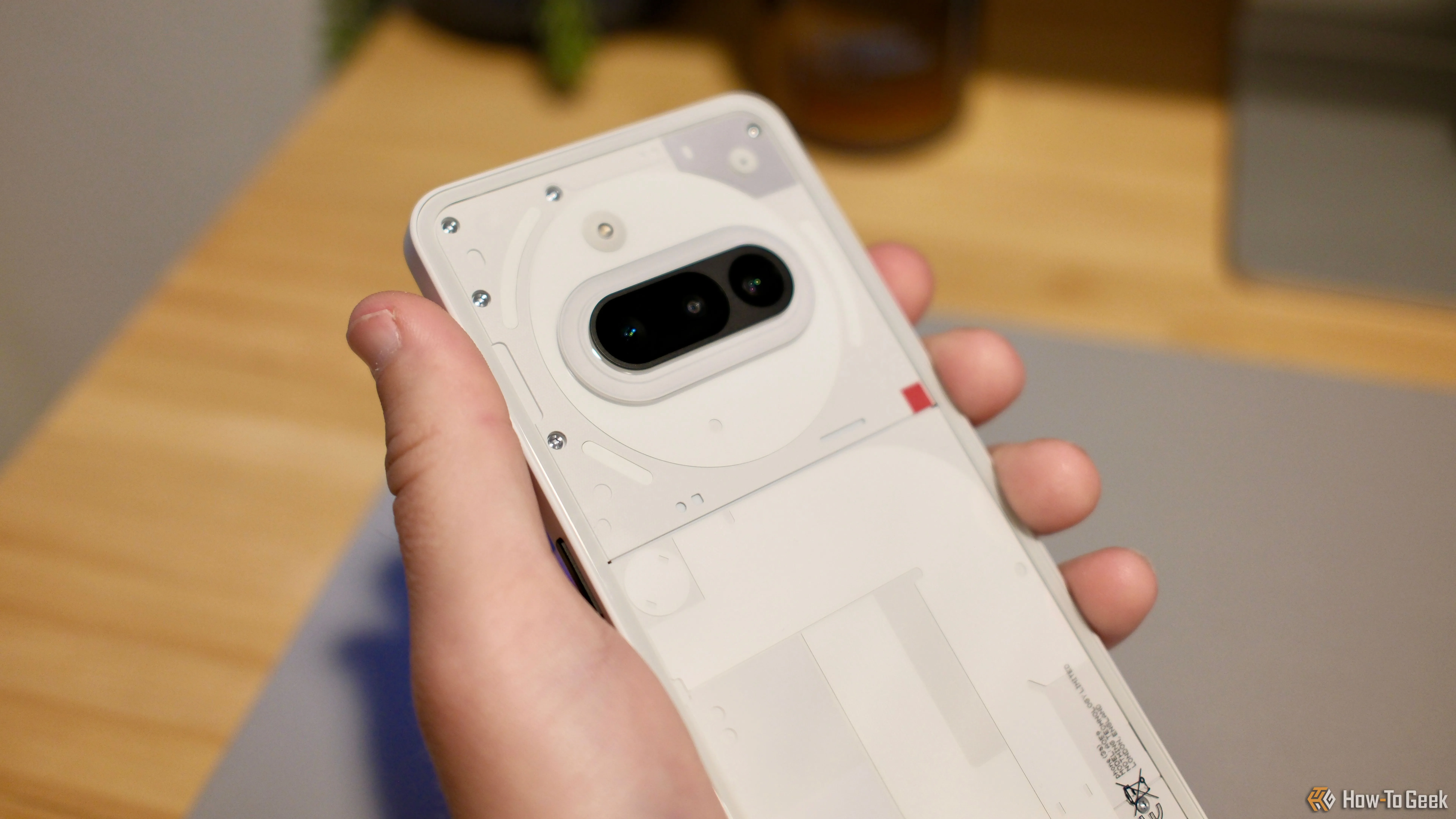 Người dùng đang cầm Nothing Phone (3a) để trải nghiệm thực tế