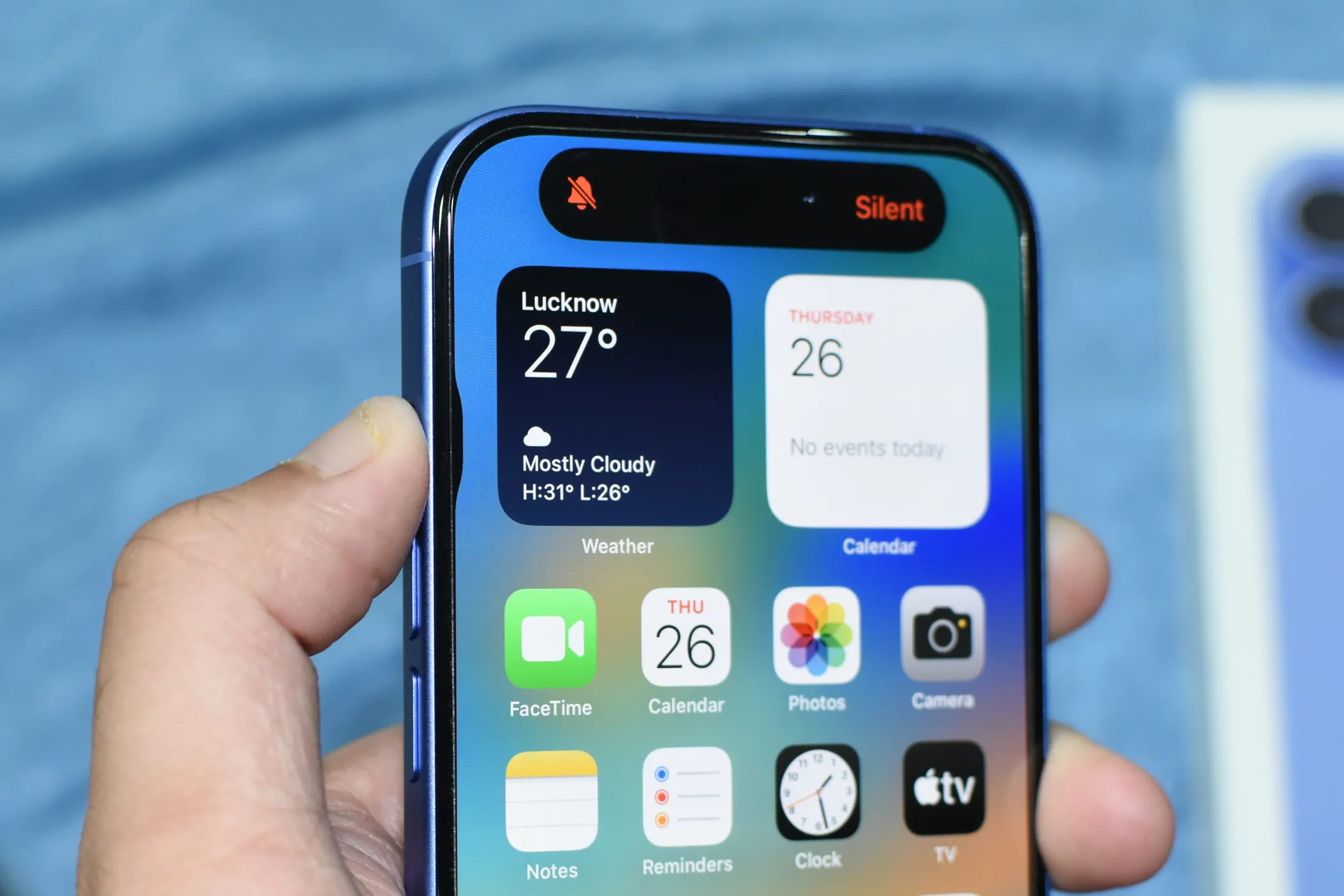 Người dùng nhấn nút Tác vụ (Action Button) trên cạnh trái iPhone, minh họa cách kích hoạt nhanh các phím tắt và chế độ tập trung
