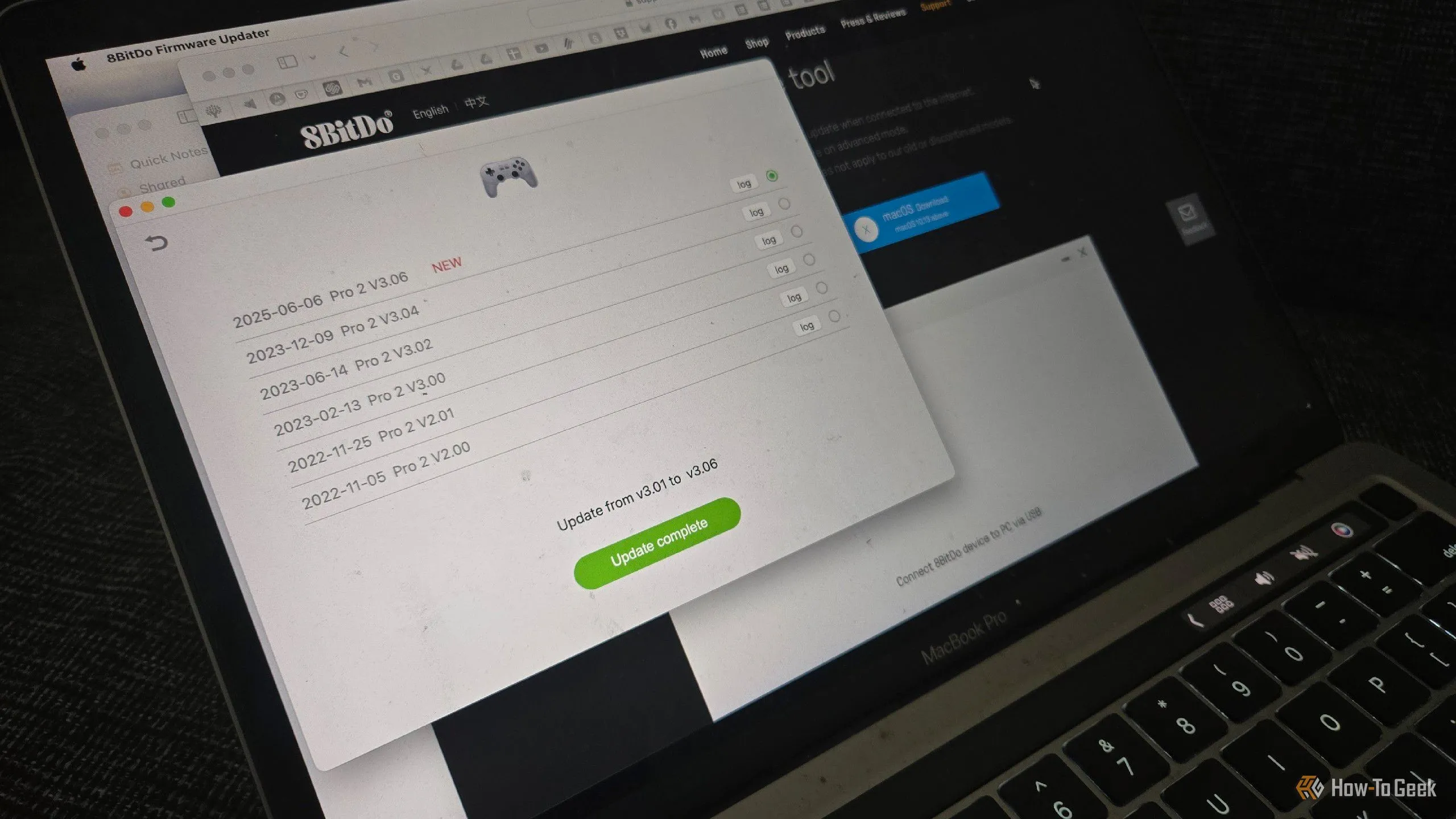 Quá trình cập nhật firmware cho tay cầm chơi game 8BitDo Pro 2 thông qua MacBook, minh họa việc sử dụng máy tính truyền thống.