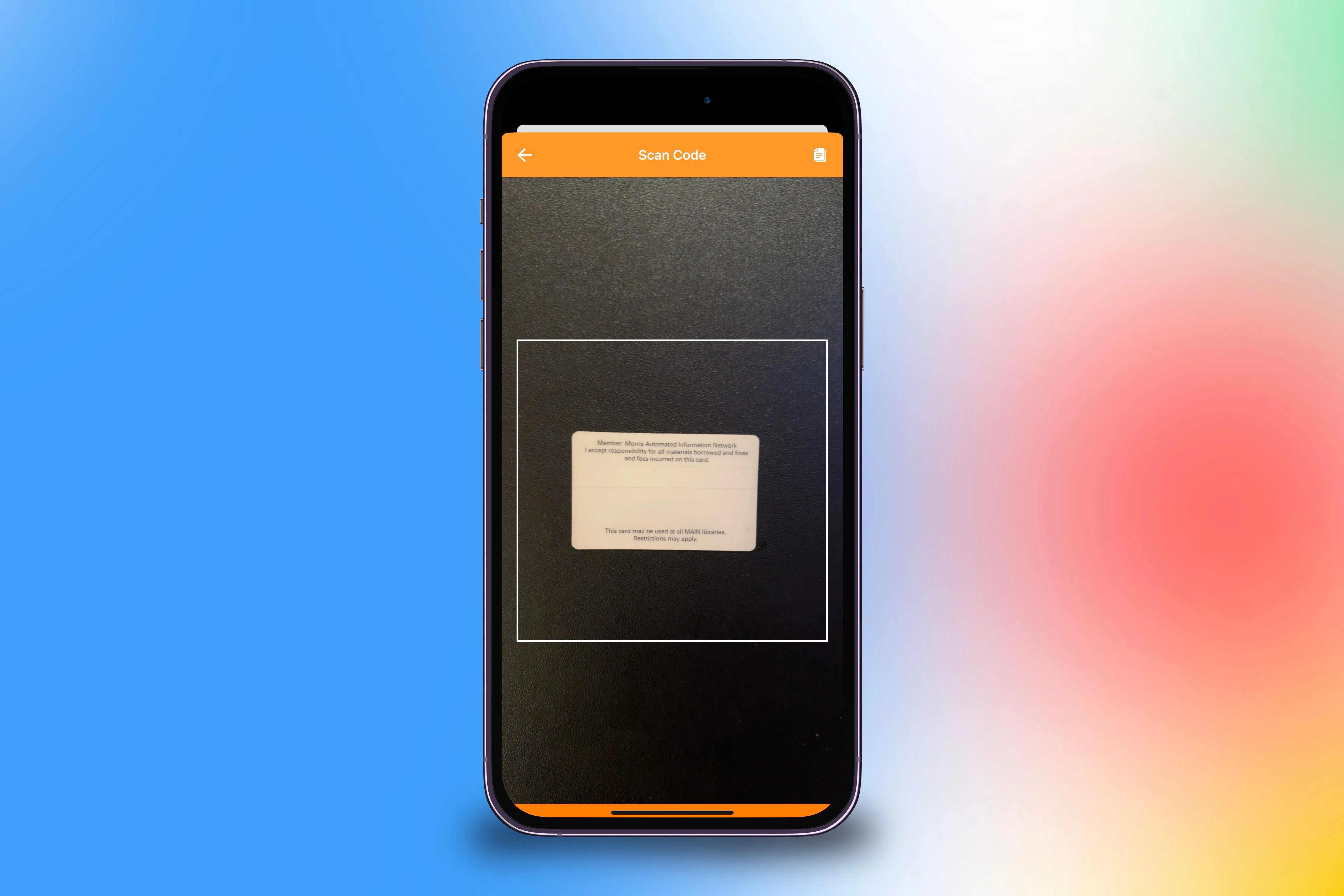 Quá trình quét mã vạch của thẻ thư viện vật lý vào ứng dụng Pass2U Wallet trên iPhone để tạo phiên bản kỹ thuật số.