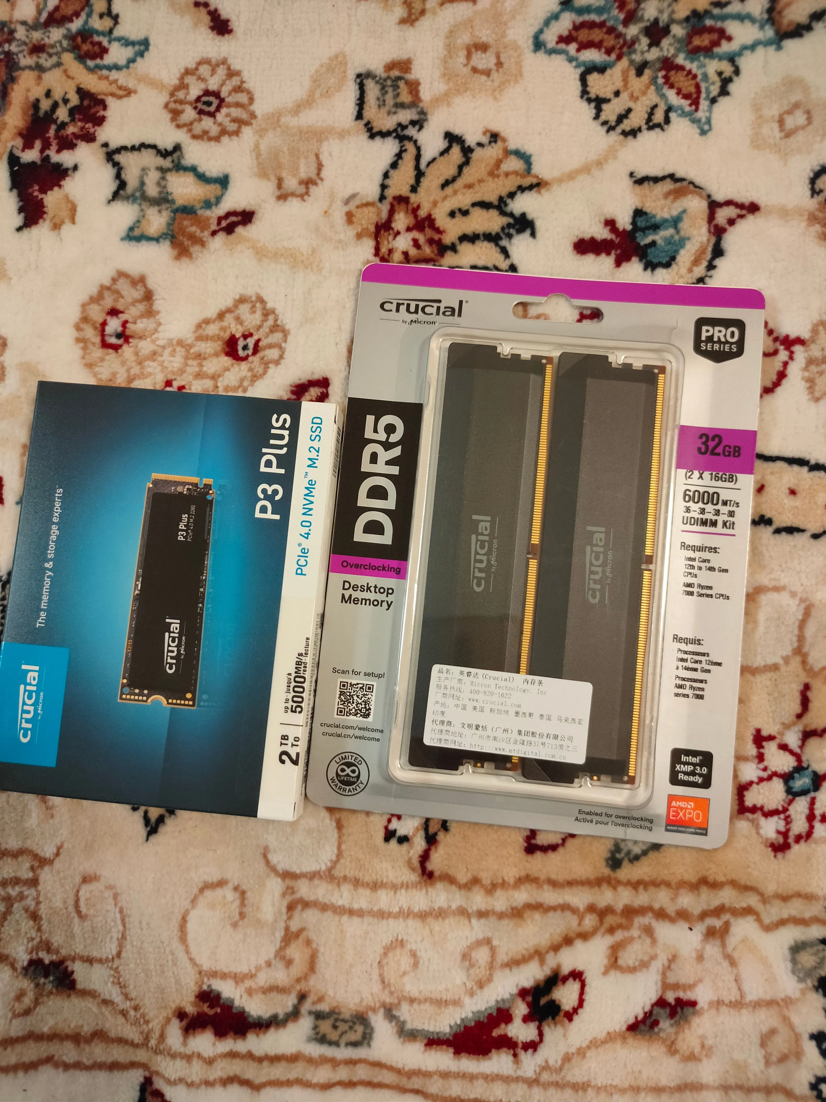 RAM DDR5 và NVMe Crucial còn nguyên trong hộp niêm phong gốc.
