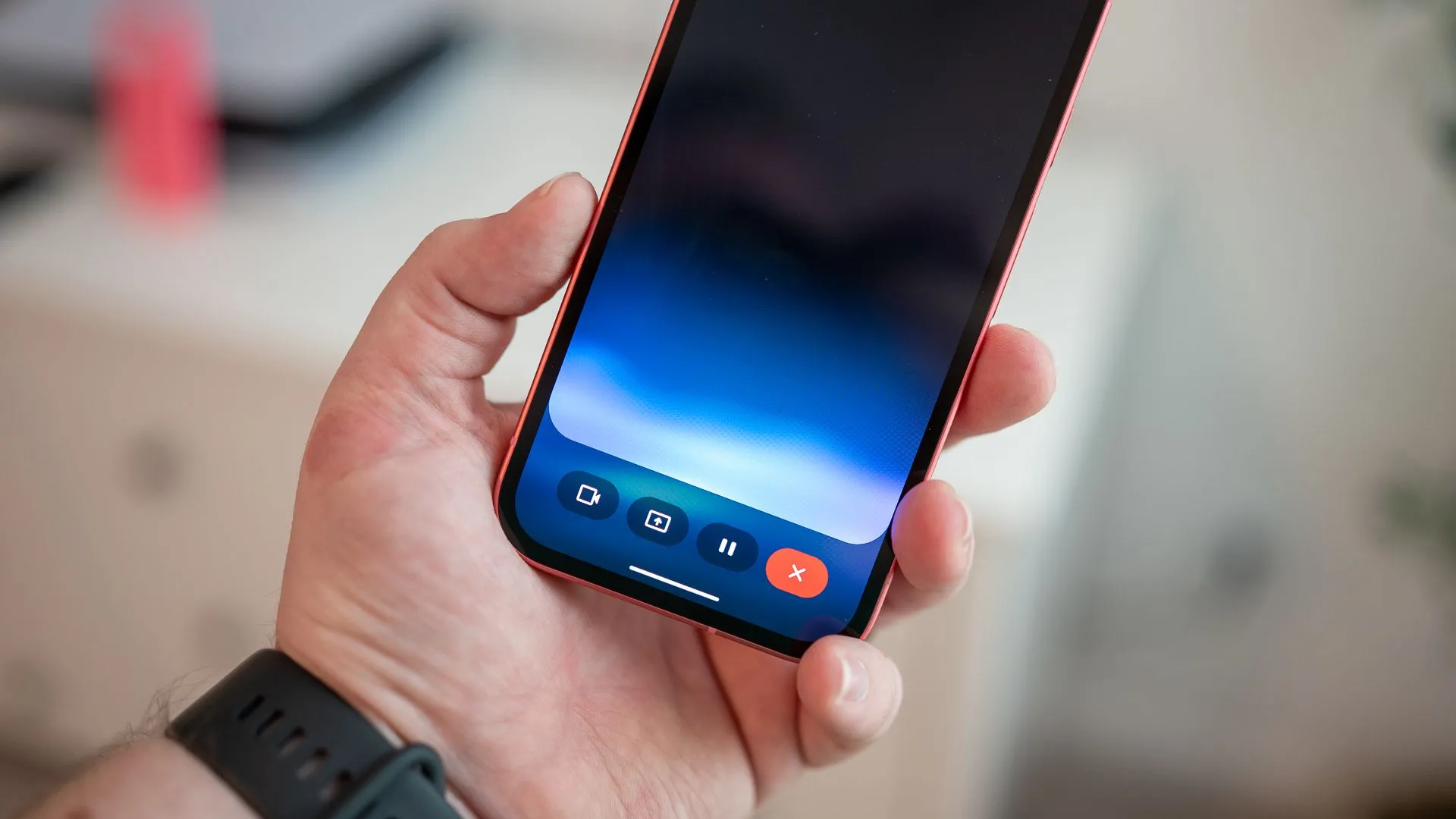 Trợ lý AI Google Gemini hiển thị trên màn hình điện thoại Pixel 9a, tích hợp sâu vào hệ sinh thái Google