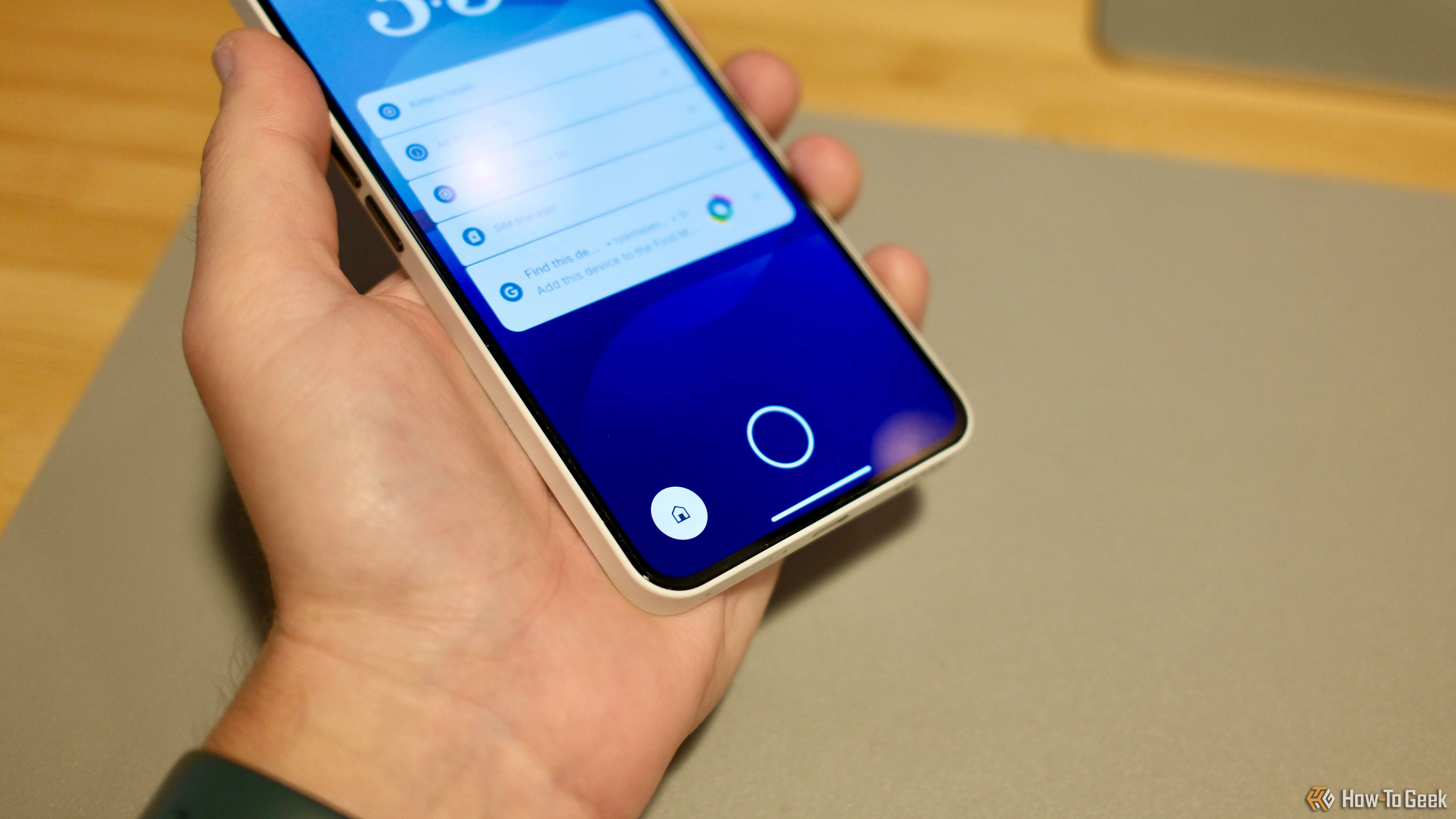 Vòng tròn chỉ định vị trí cảm biến vân tay dưới màn hình của Nothing Phone (3a)