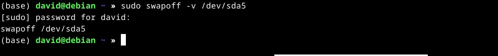 Ảnh chụp màn hình terminal Linux hiển thị lệnh swapoff và kết quả thực thi.