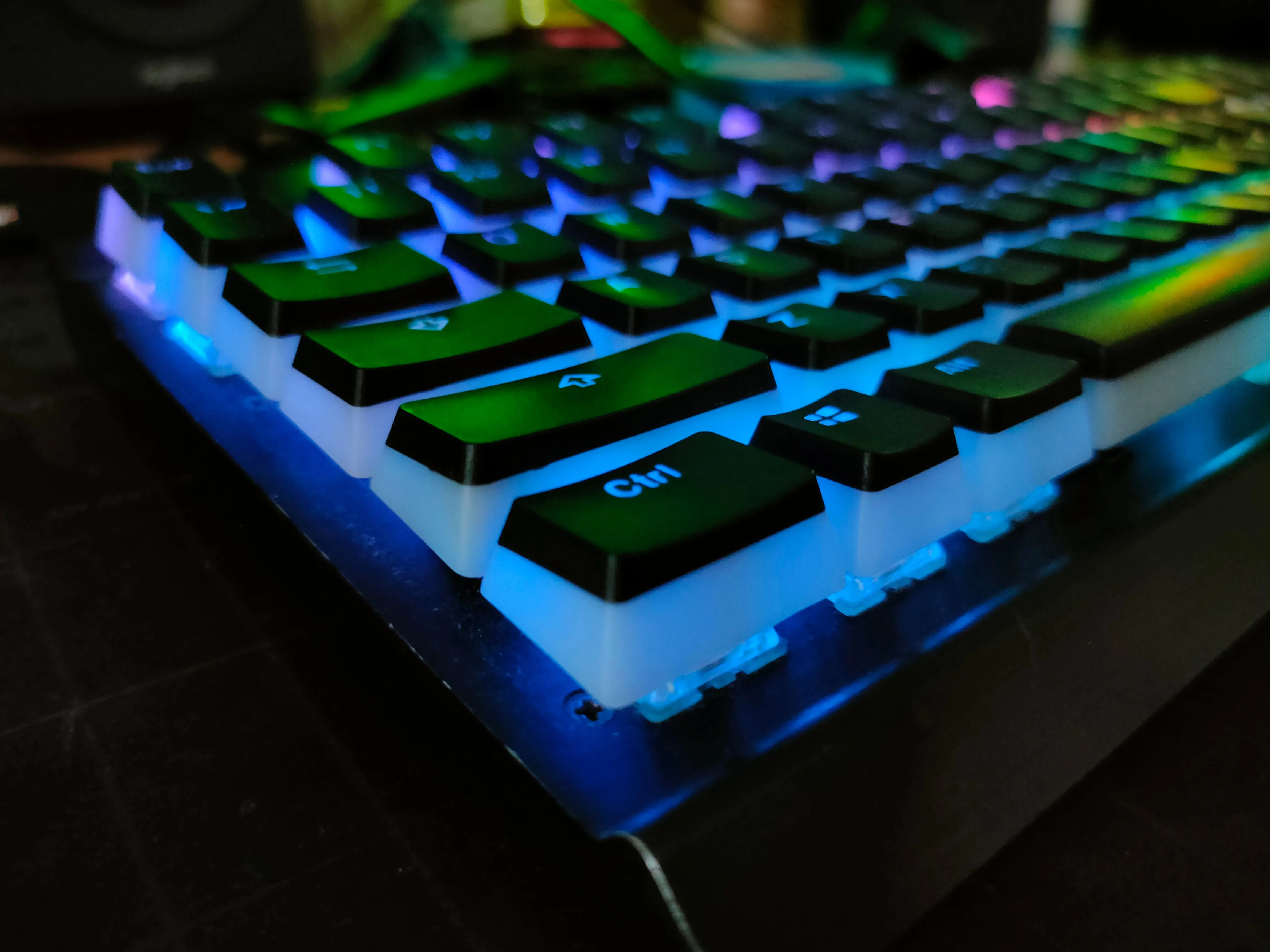 Bàn phím cơ Corsair K70 với keycap pudding và đèn RGB