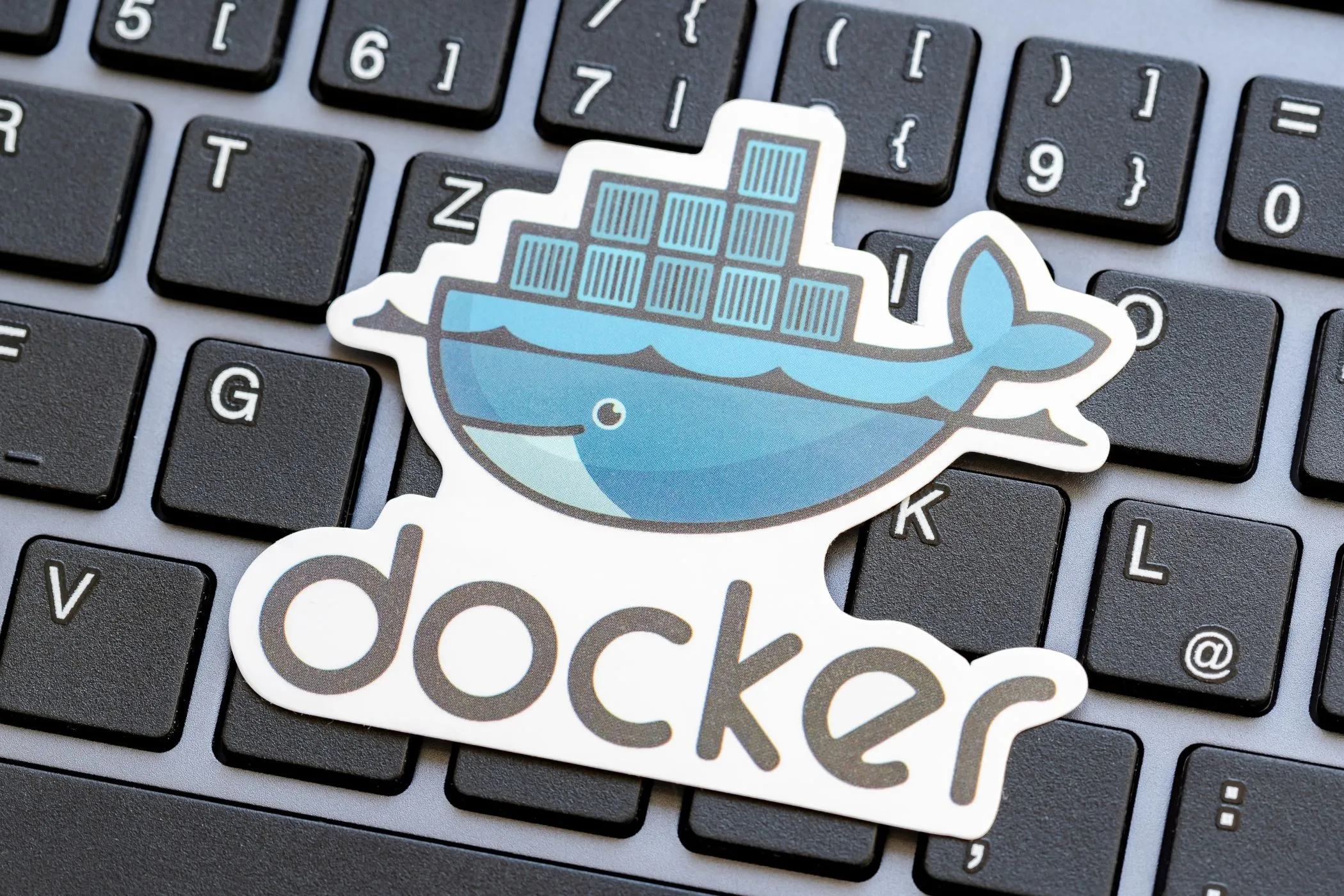 Biểu tượng Docker trên nền bàn phím laptop, thể hiện vai trò của Docker trong triển khai ứng dụng