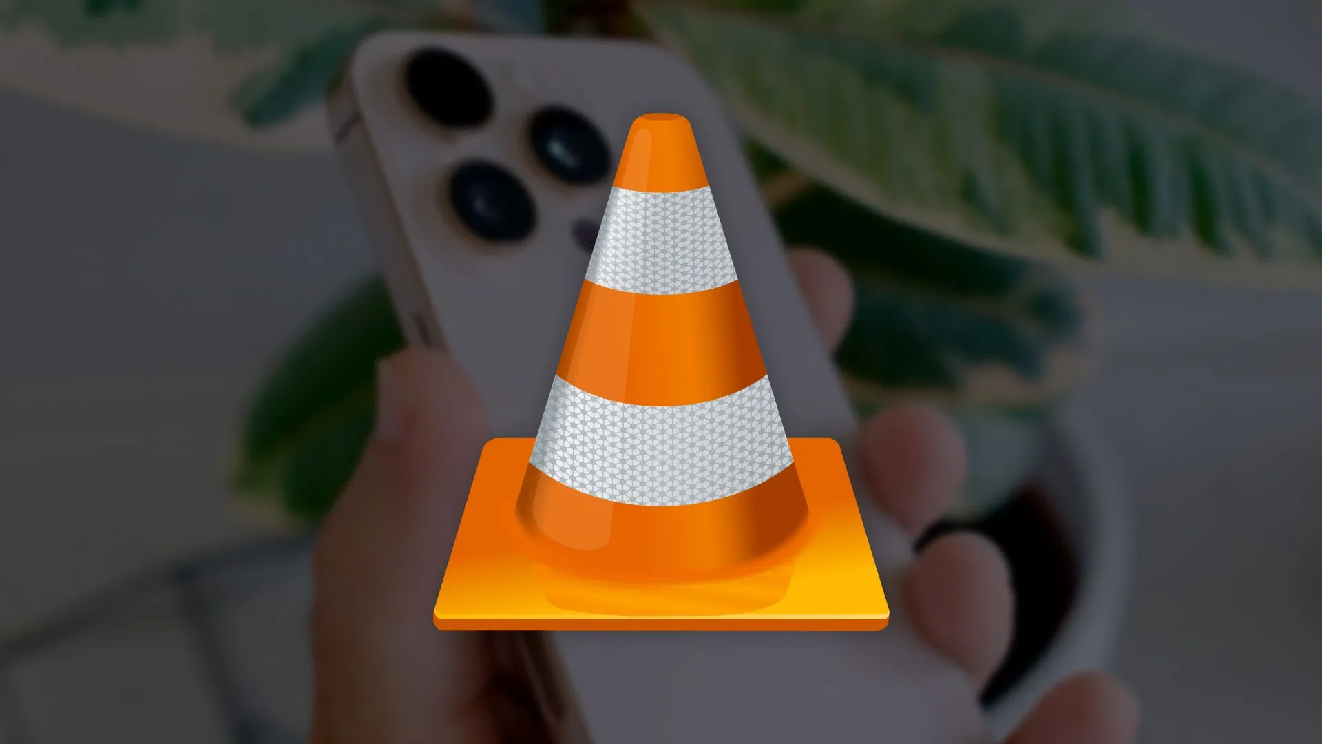 Biểu tượng VLC Media Player trên nền một chiếc iPhone, minh họa tính đa nền tảng của ứng dụng