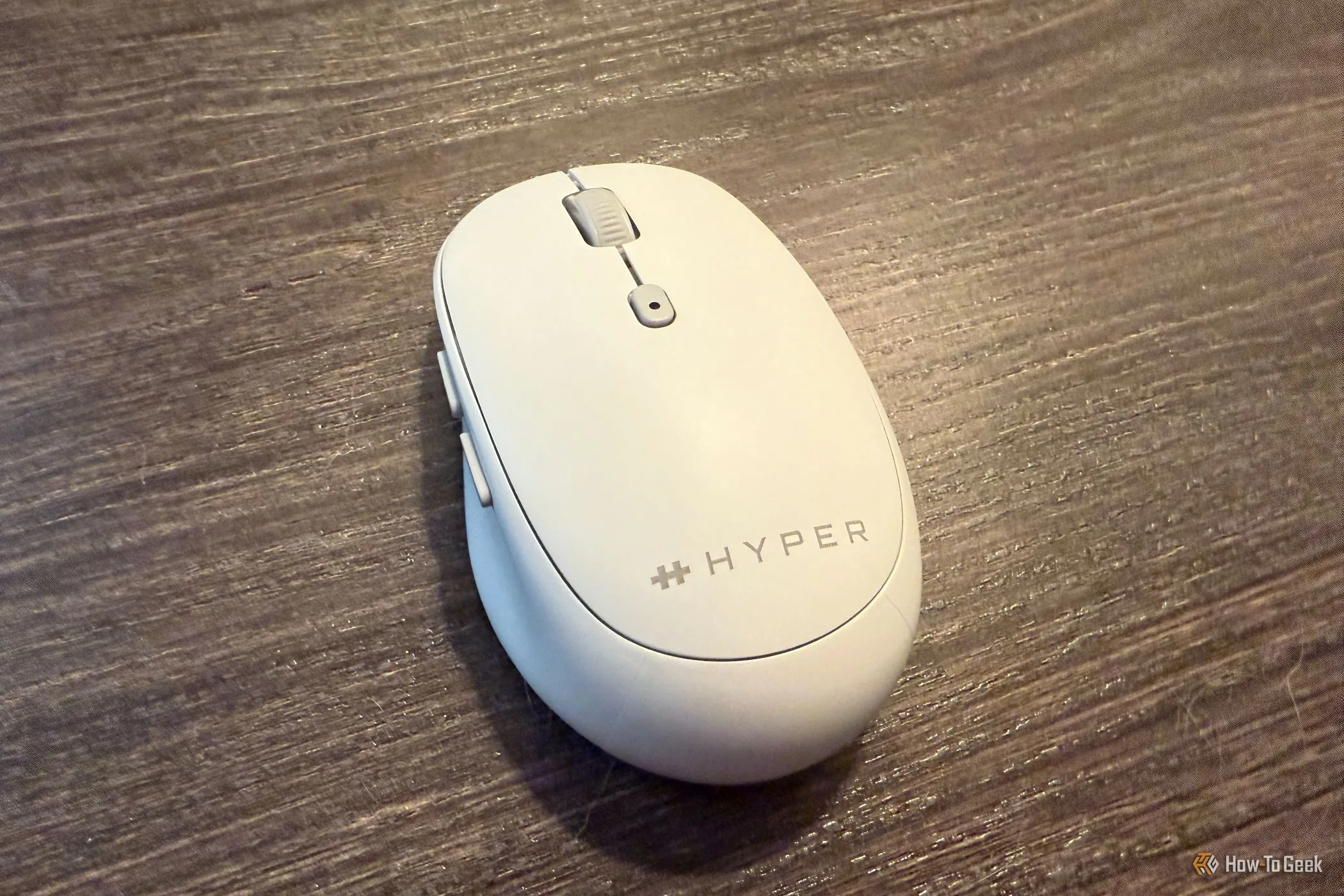 Cận cảnh mặt trên chuột Hyper HyperSpace Bluetooth với nút cuộn và nút điều chỉnh DPI