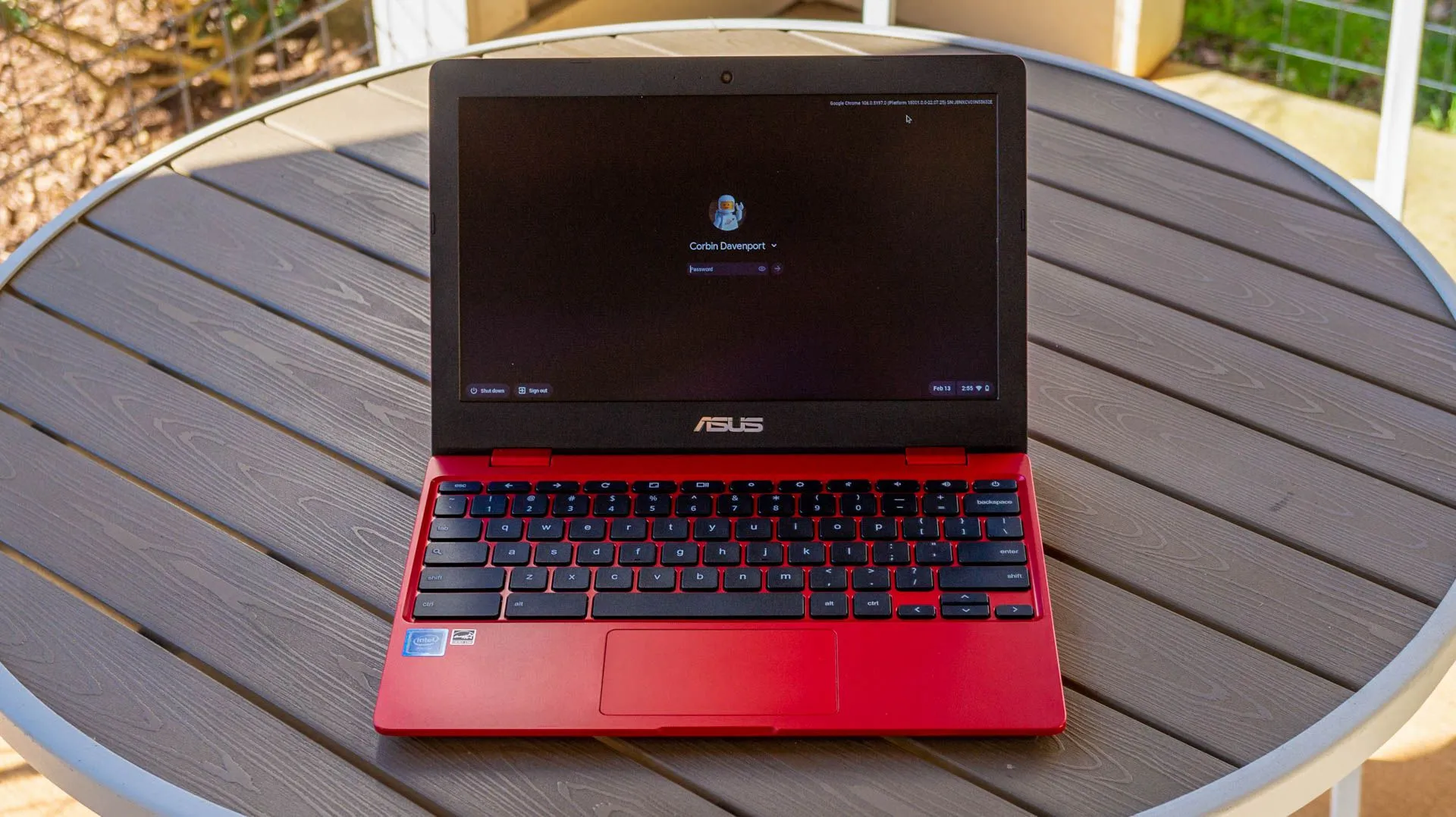 Chiếc ASUS Chromebook 12 C223NA trên bàn, minh họa thiết bị chạy ChromeOS với khả năng hỗ trợ màn hình cũ.