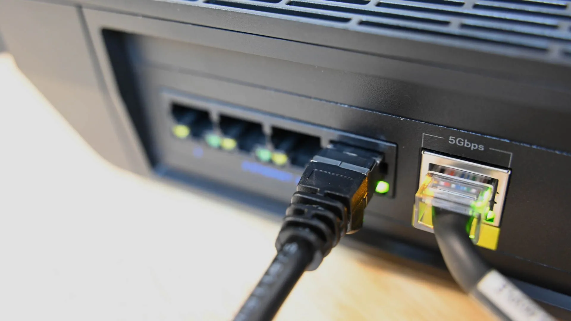 Dây cáp Ethernet kết nối với cổng mạng, tượng trưng cho đường truyền internet khi sử dụng máy chủ proxy để thay đổi địa chỉ IP.