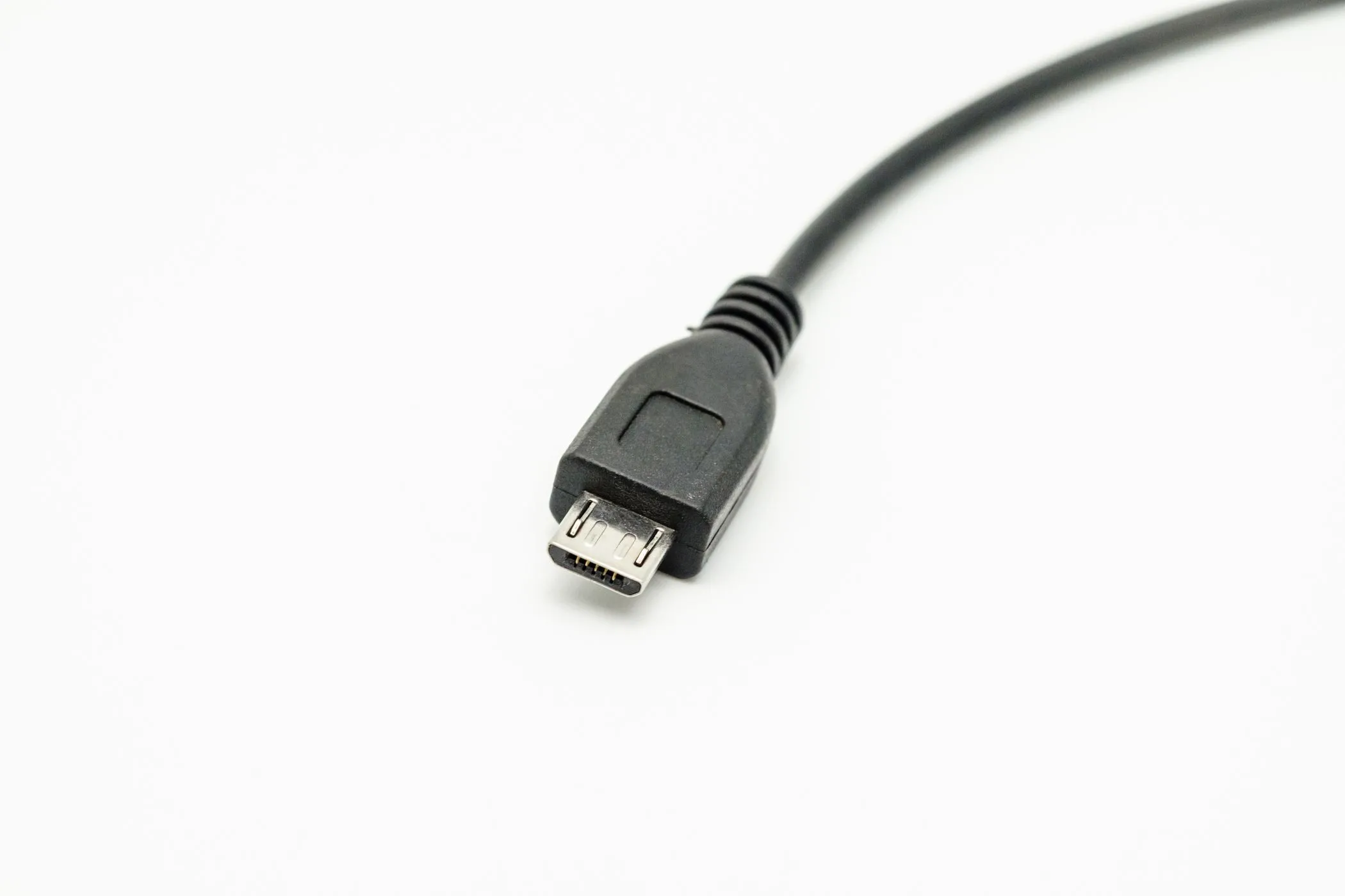 Dây cáp Micro USB màu đen nằm trên nền trắng, minh họa loại cáp có thể cần đến bất ngờ trong tương lai.