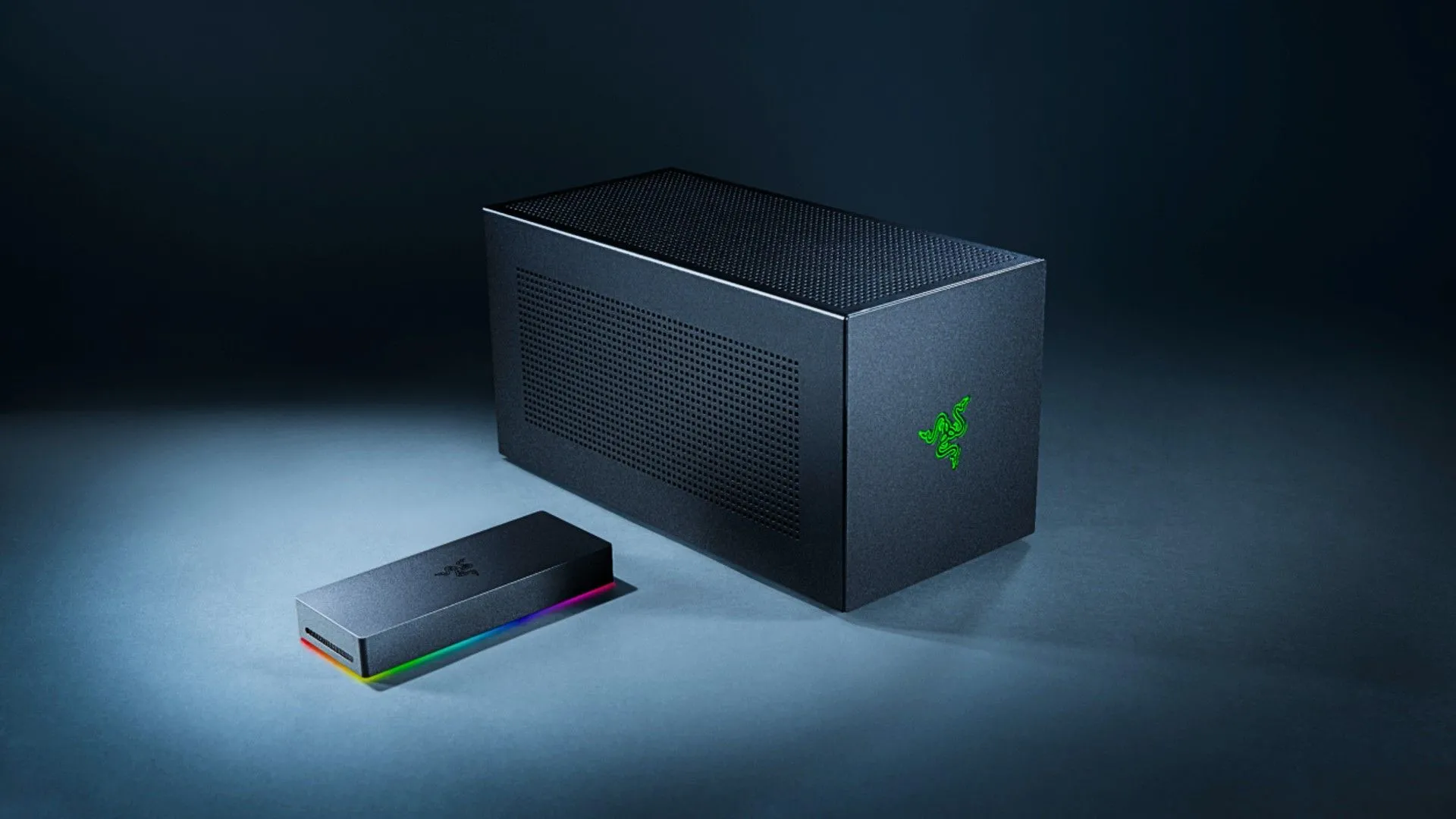 Dock Razer Thunderbolt 5 và vỏ eGPU Razer Core X V2 đặt cạnh nhau trên nền xám, mang lại khả năng kết nối và xử lý đồ họa nâng cao cho laptop.