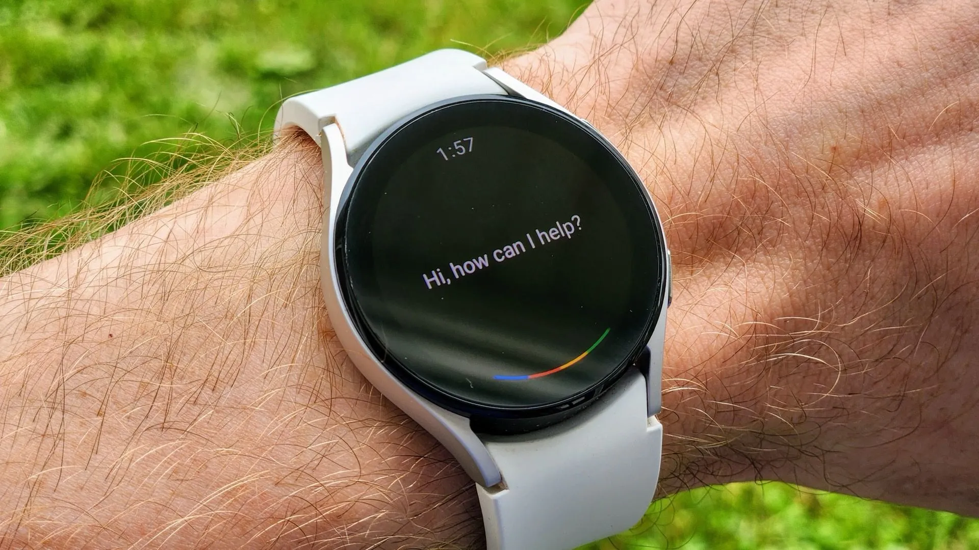 Đồng hồ thông minh hiển thị giao diện Google Assistant, chuẩn bị cho việc chuyển đổi sang Gemini trên các thiết bị Wear OS.