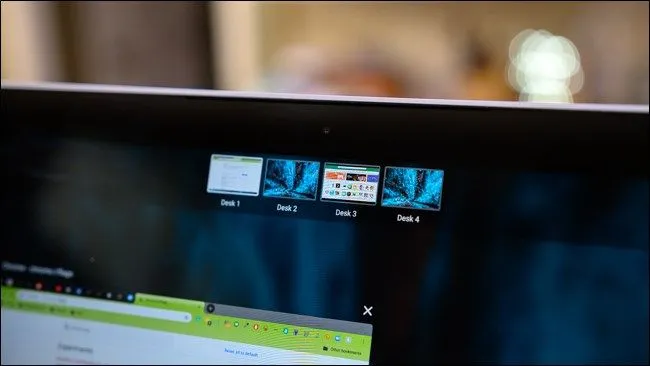 Giao diện các bàn làm việc ảo của Chrome OS được hiển thị, sắp xếp các cửa sổ ứng dụng gọn gàng.