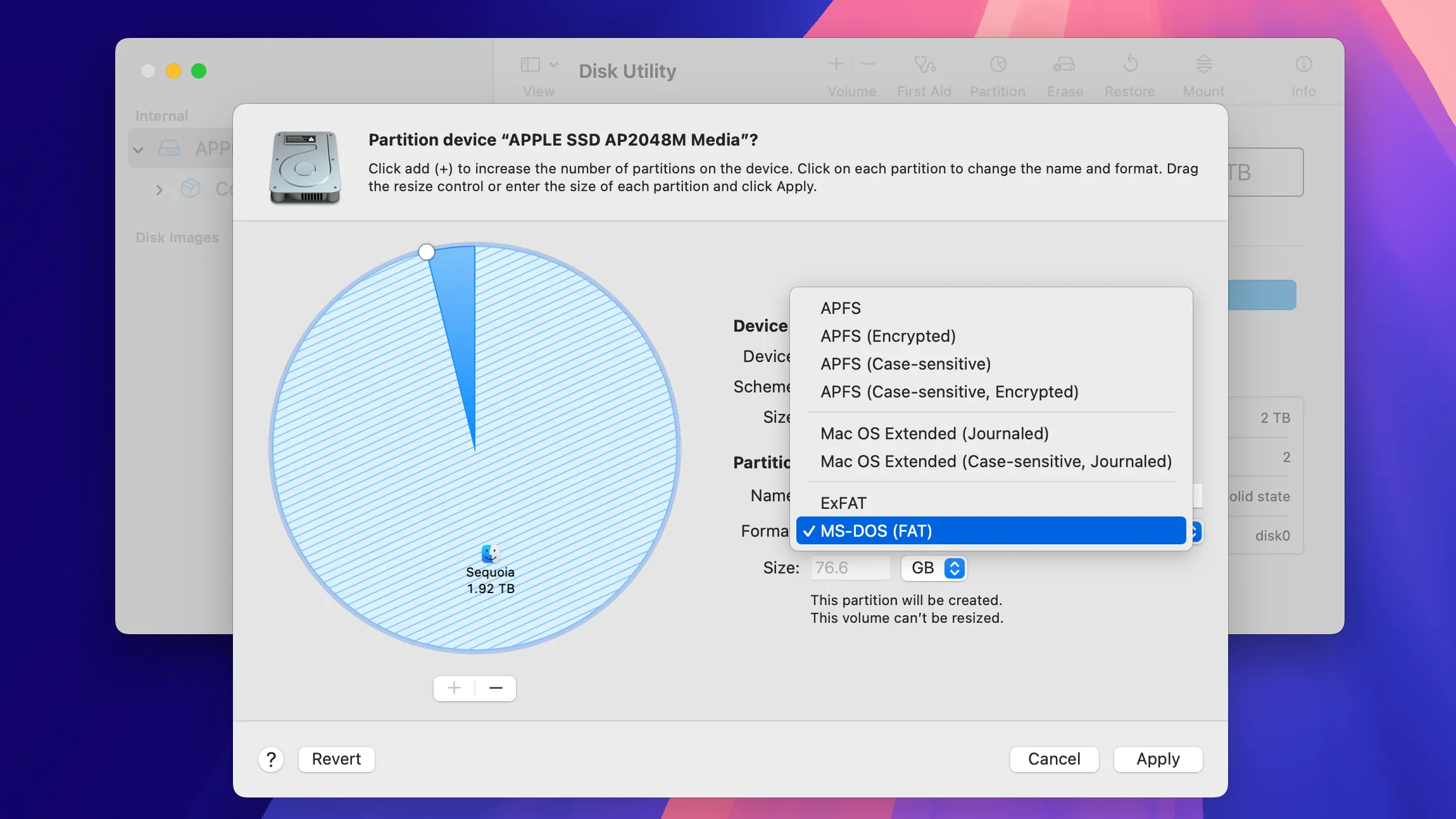 Giao diện Disk Utility trên macOS Sequoia hiển thị menu chọn định dạng hệ thống tập tin, với tùy chọn MS-DOS (FAT) được đánh dấu, minh họa khả năng tương thích file system