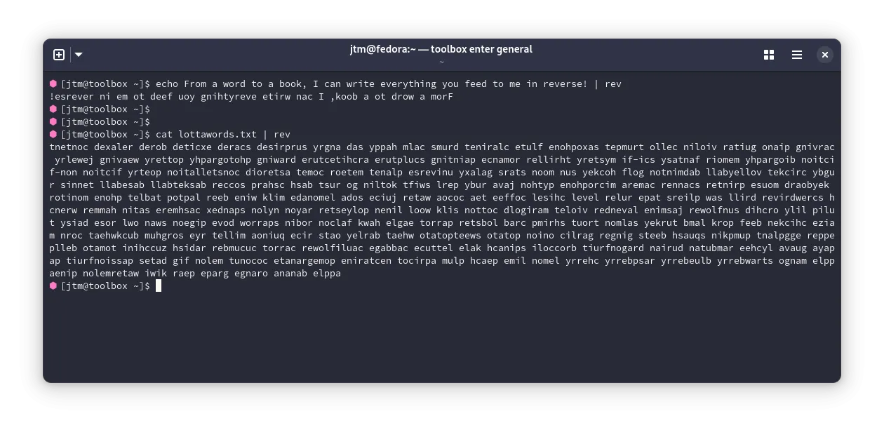 Giao diện Terminal Linux hiển thị kết quả của lệnh 'rev', đảo ngược nội dung của một tệp văn bản hoặc chuỗi ký tự được nhập vào.