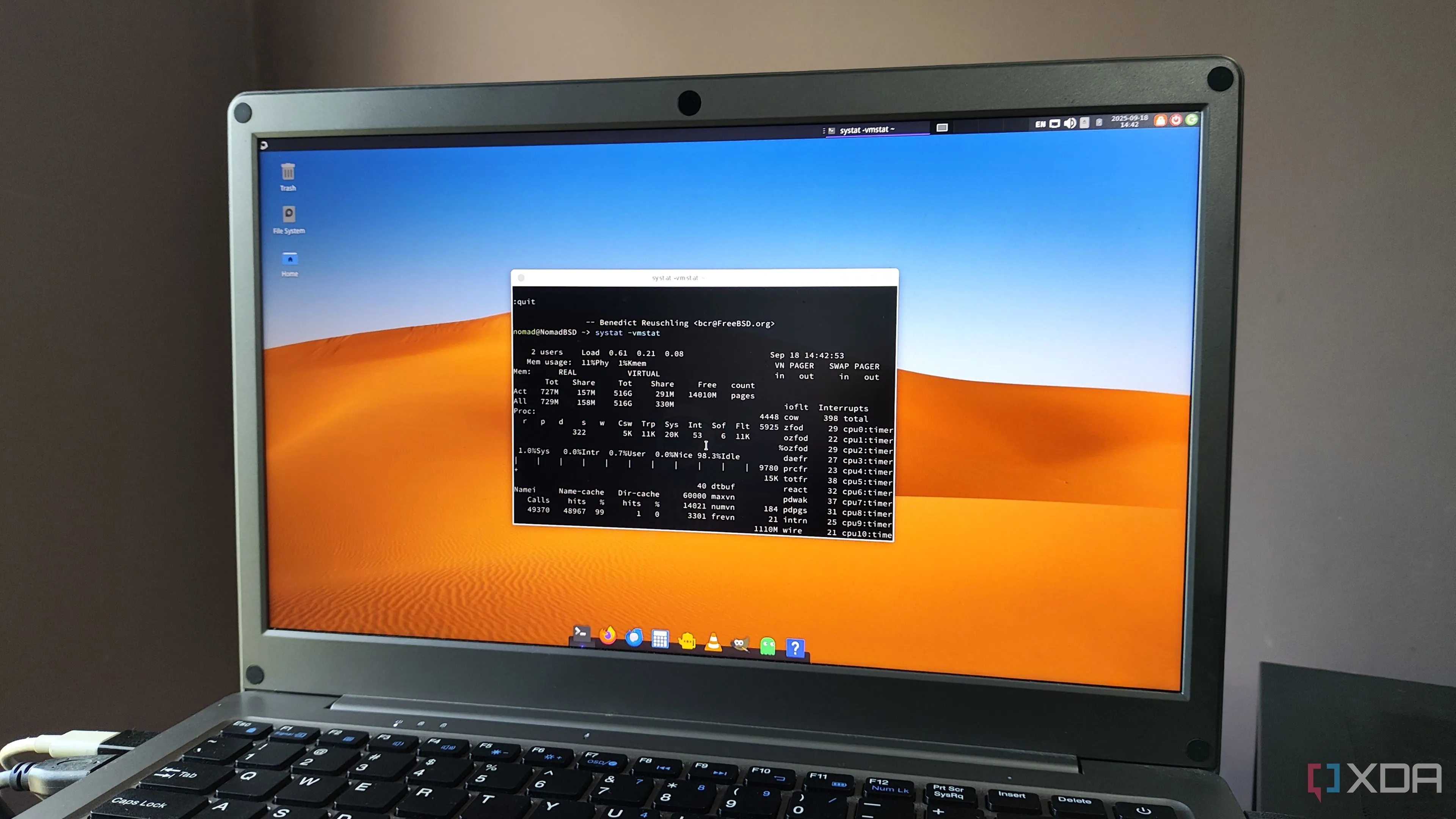 Giao diện trình giả lập terminal Sakura đang hiển thị trên desktop NomadBSD, với mã lệnh và hiệu ứng trong suốt.
