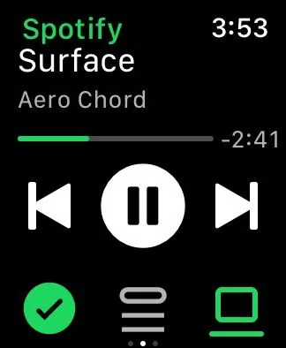 Giao diện ứng dụng Spotify trên Apple Watch hiển thị thông tin bài hát đang phát trên Mac, giúp điều khiển nhạc từ xa.