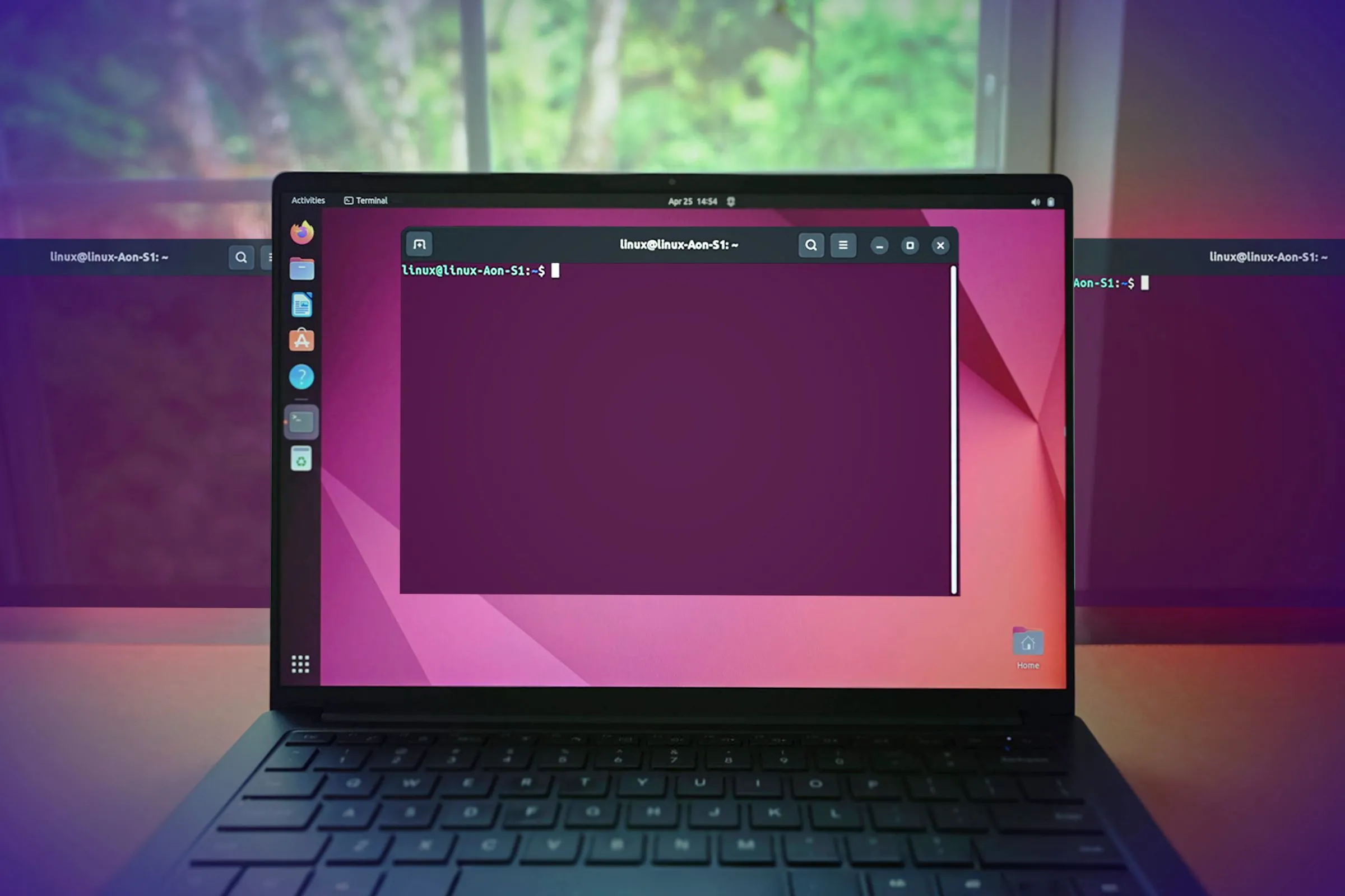 Hình ảnh một chiếc laptop đang mở cửa sổ Terminal Linux, minh họa môi trường làm việc của các lệnh như 'espeak' để tạo giọng nói.