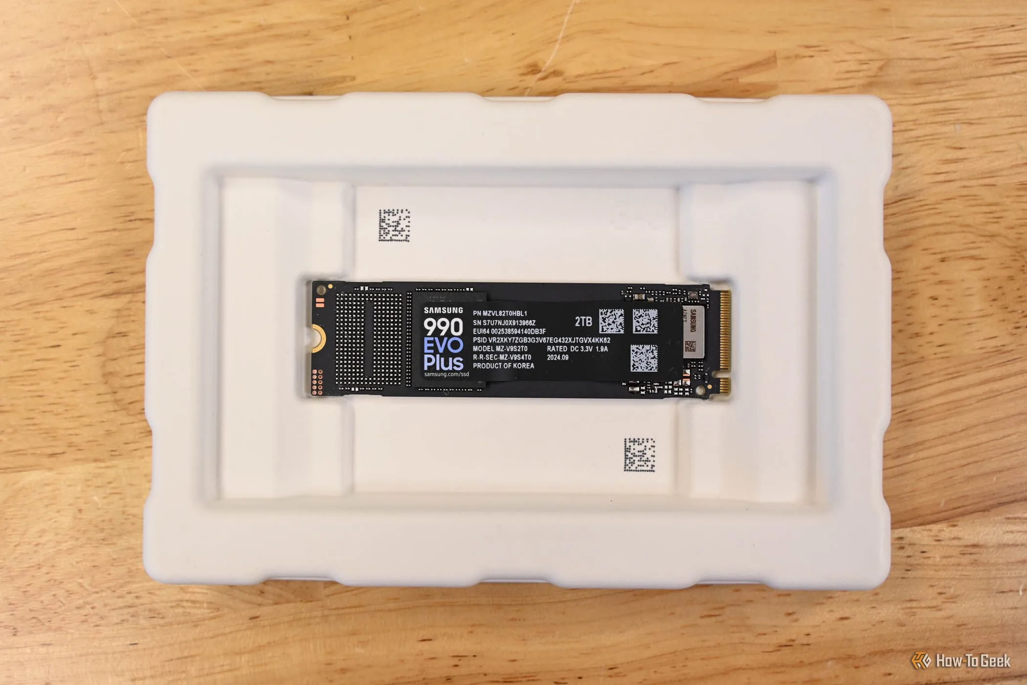 Hộp đựng sản phẩm SSD Samsung 990 EVO Plus NVMe, nhấn mạnh dung lượng và tốc độ