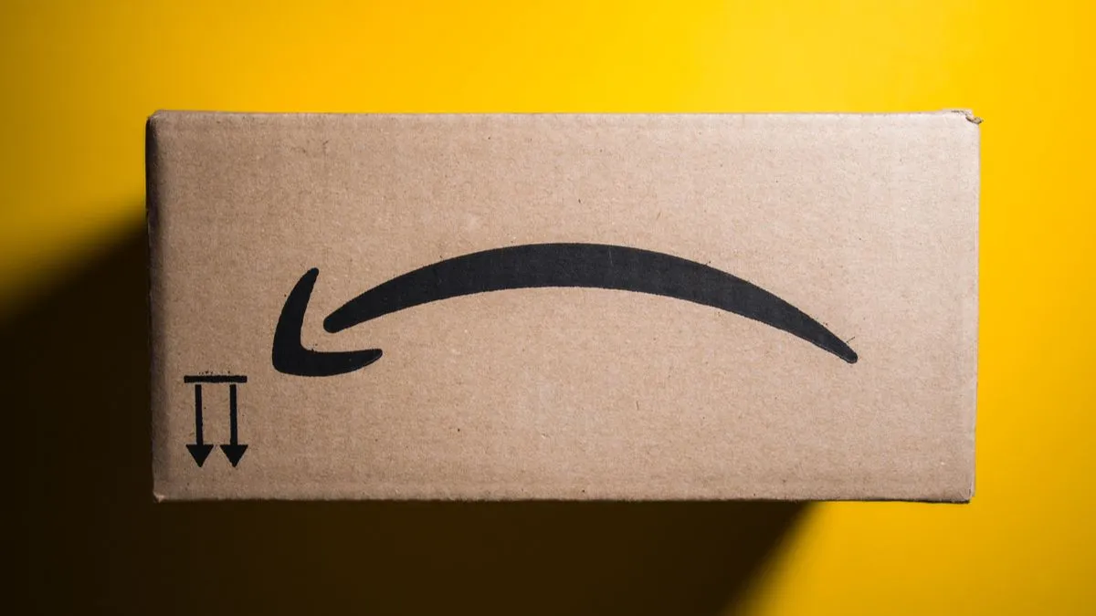 Hộp quà Amazon Prime Day với biểu cảm buồn, tượng trưng cho những &quot;deal giả&quot; hoặc ưu đãi không thật sự tốt