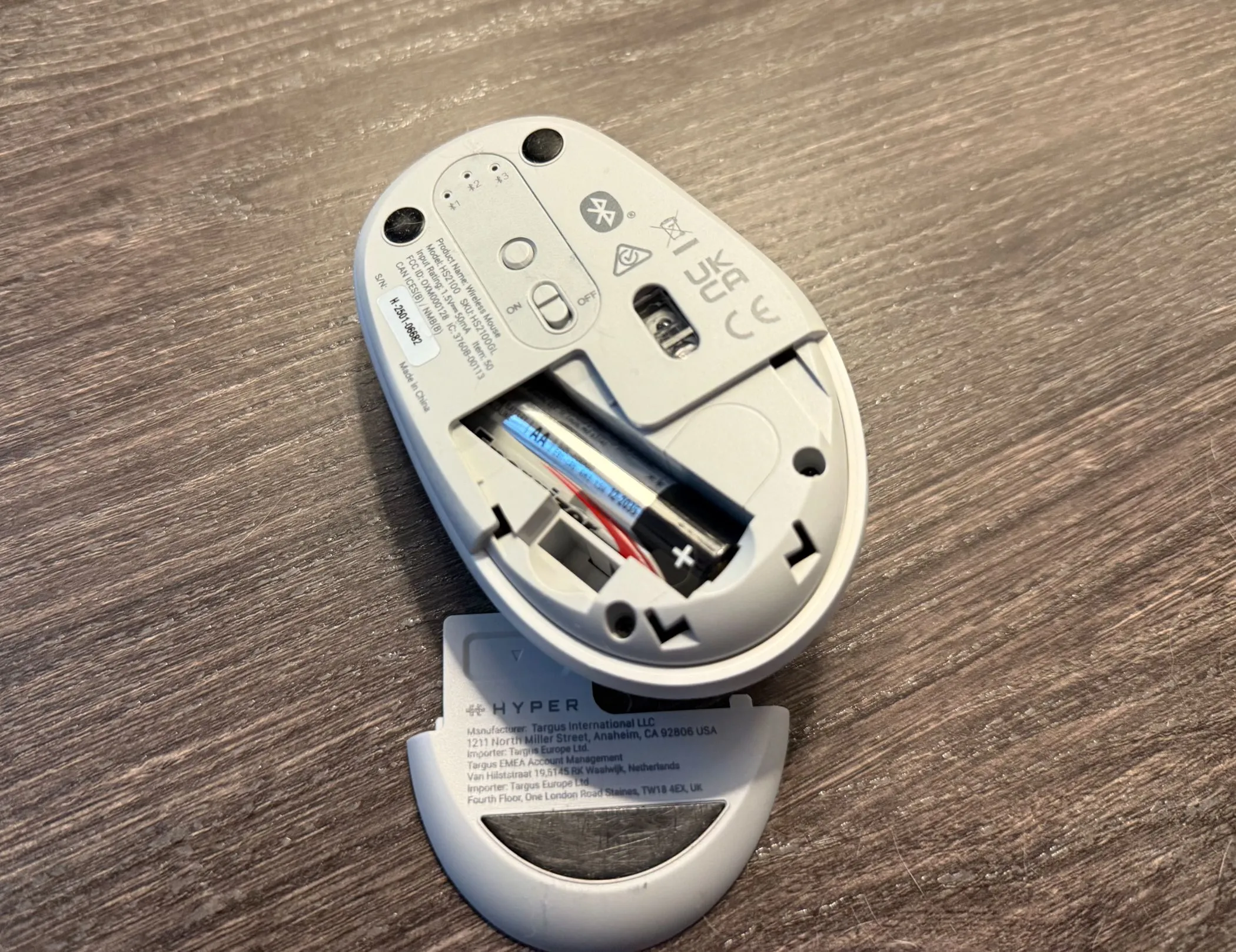 Khay pin AA tiện lợi phía sau chuột Hyper HyperSpace Bluetooth, dễ dàng tháo lắp