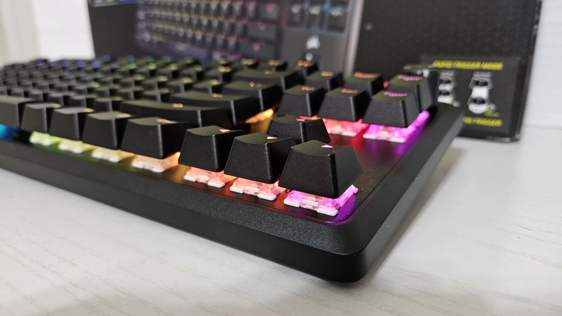 Khoảng cách lớn giữa keycap và bề mặt bàn phím cơ Corsair K70 PRO TKL