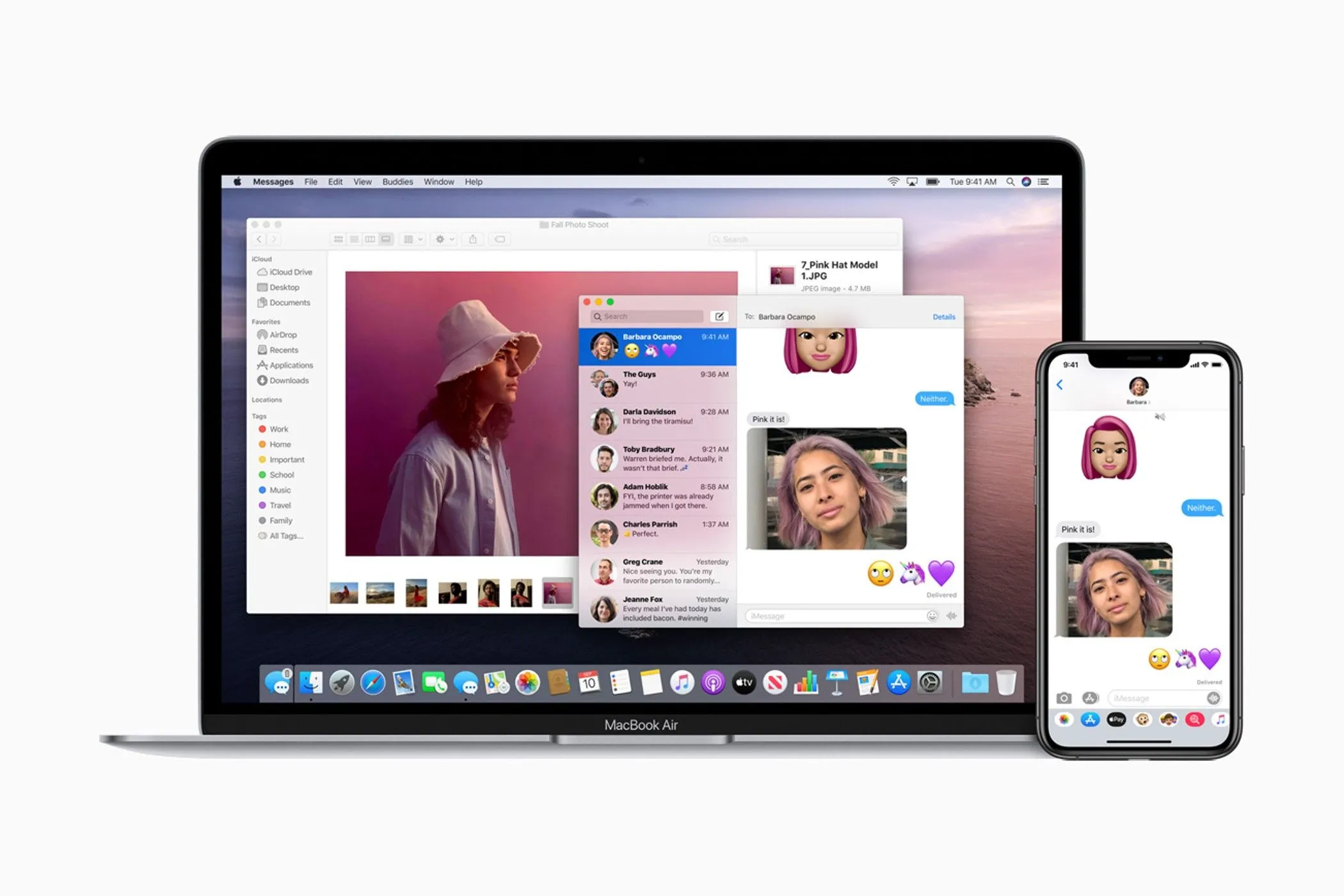 MacBook Air và iPhone hiển thị màn hình trò chuyện, minh họa sự đồng bộ liền mạch giữa các thiết bị trong hệ sinh thái Apple.